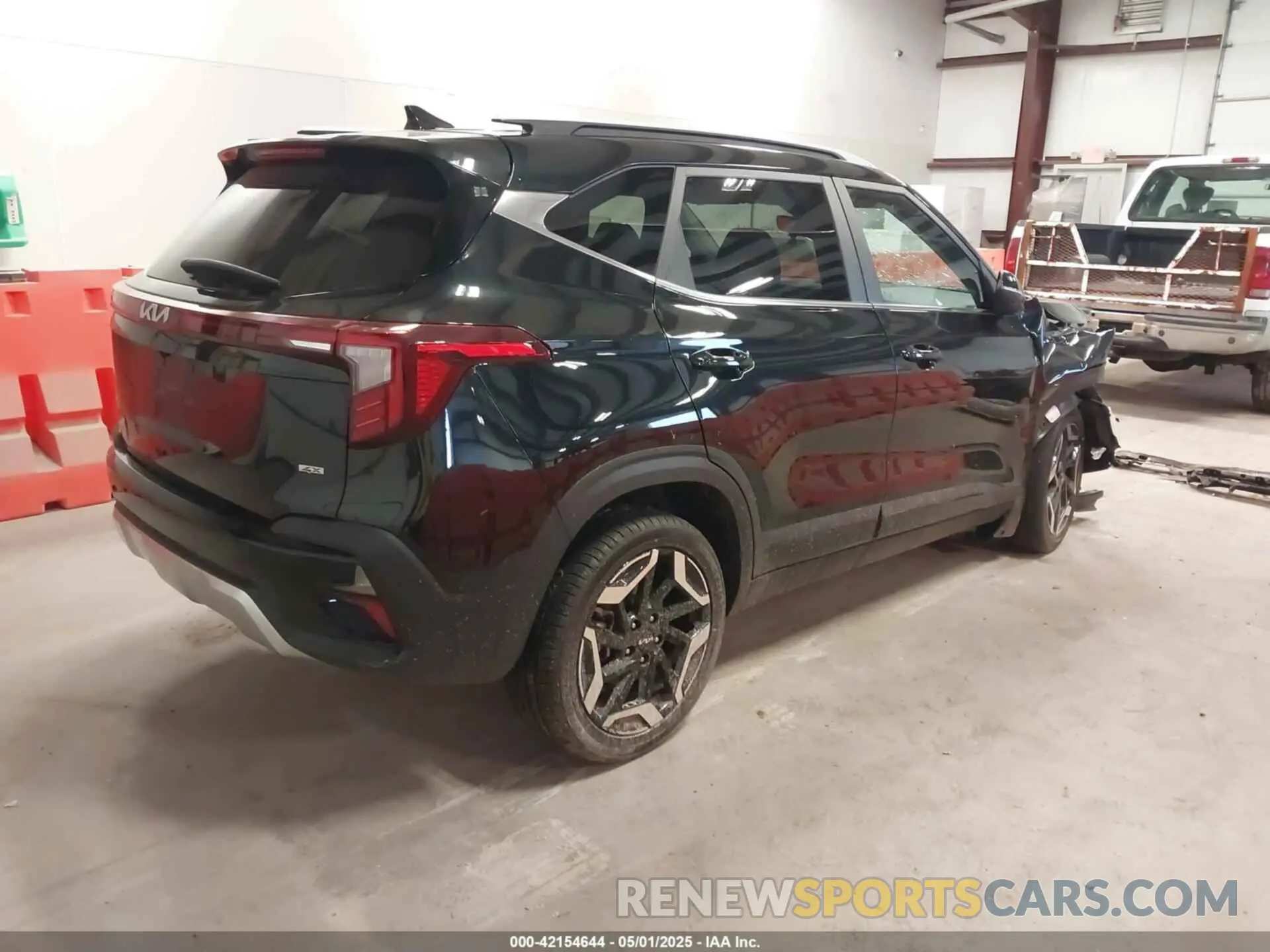 4 fotografías del automóvil dañado KNDETCA74R7595790 KIA SELTOS 2024