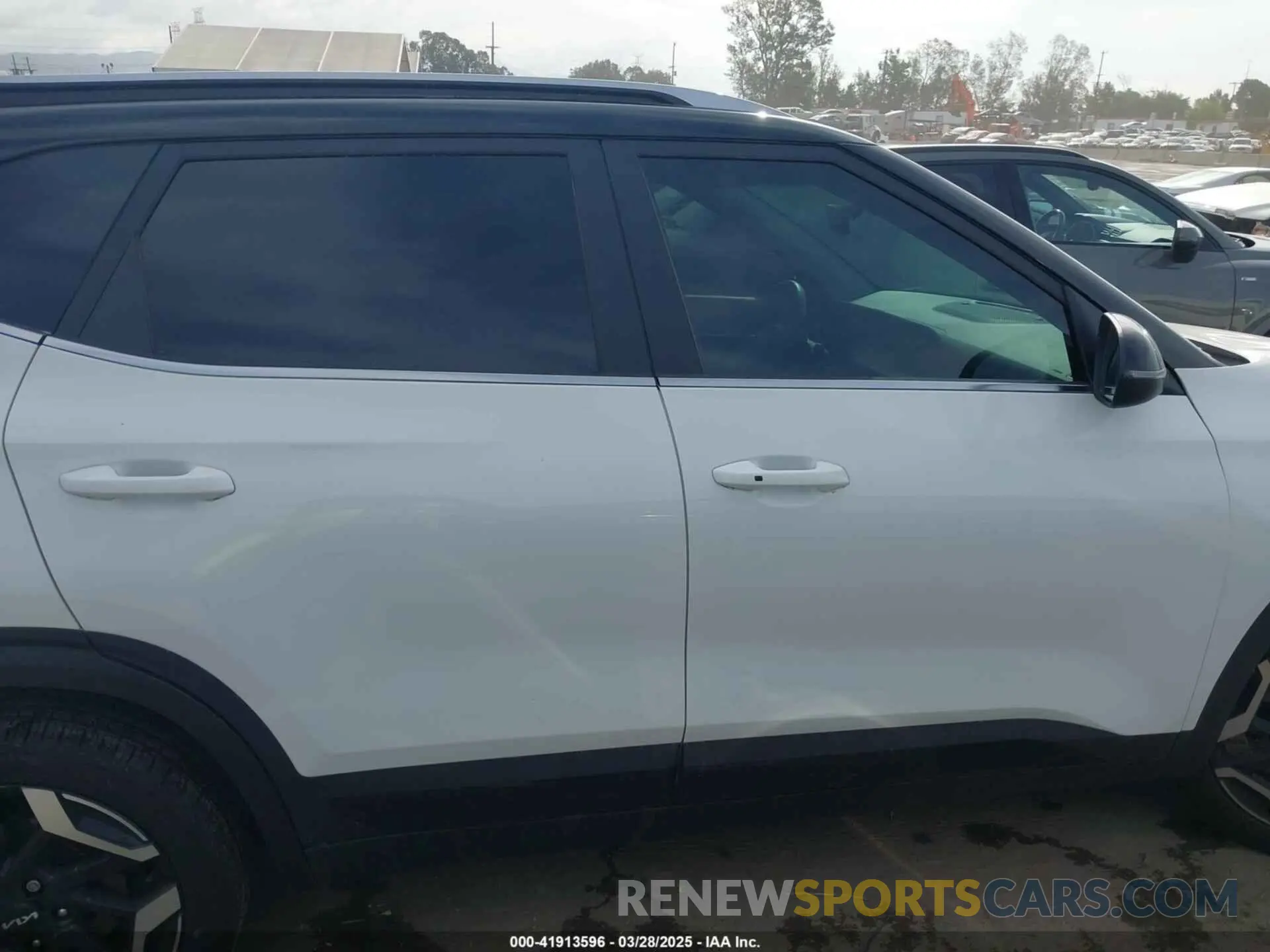 13 fotografías del automóvil dañado KNDETCA75R7640381 KIA SELTOS 2024
