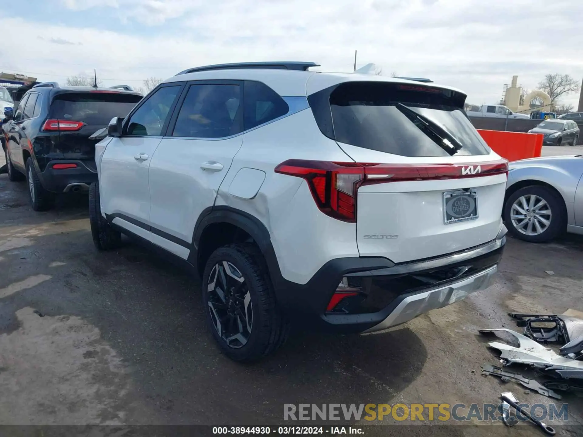 3 fotografías del automóvil dañado KNDETCA76R7579218 KIA SELTOS 2024