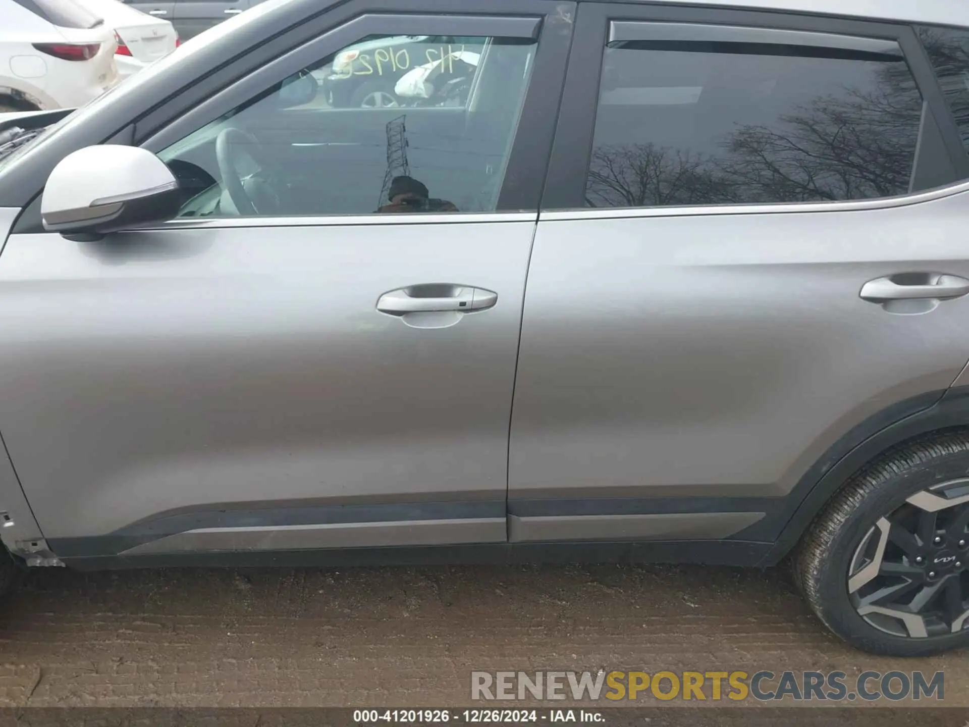 15 fotografías del automóvil dañado KNDETCA77R7509842 KIA SELTOS 2024