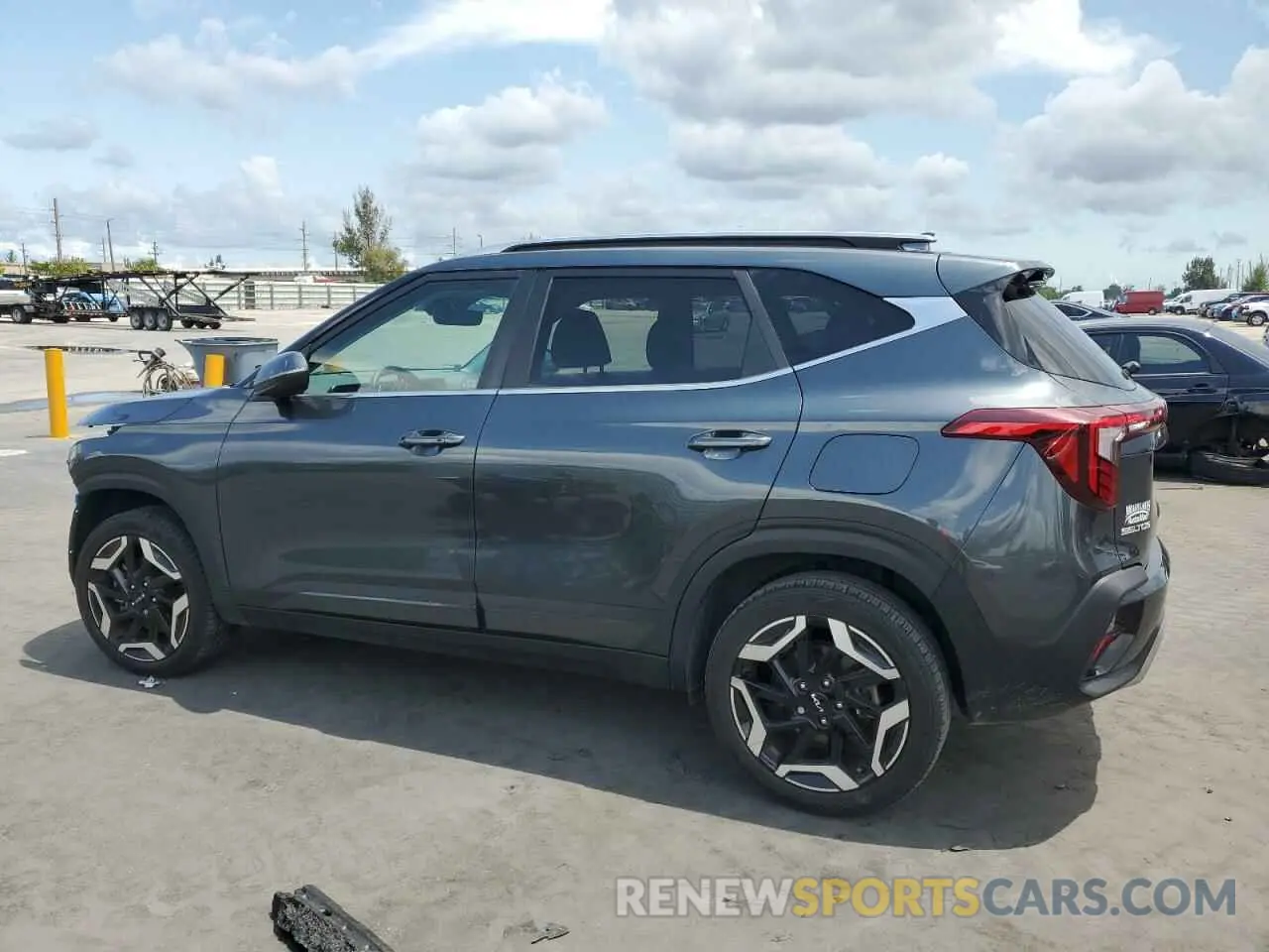 2 fotografías del automóvil dañado KNDETCA79R7557018 KIA SELTOS 2024
