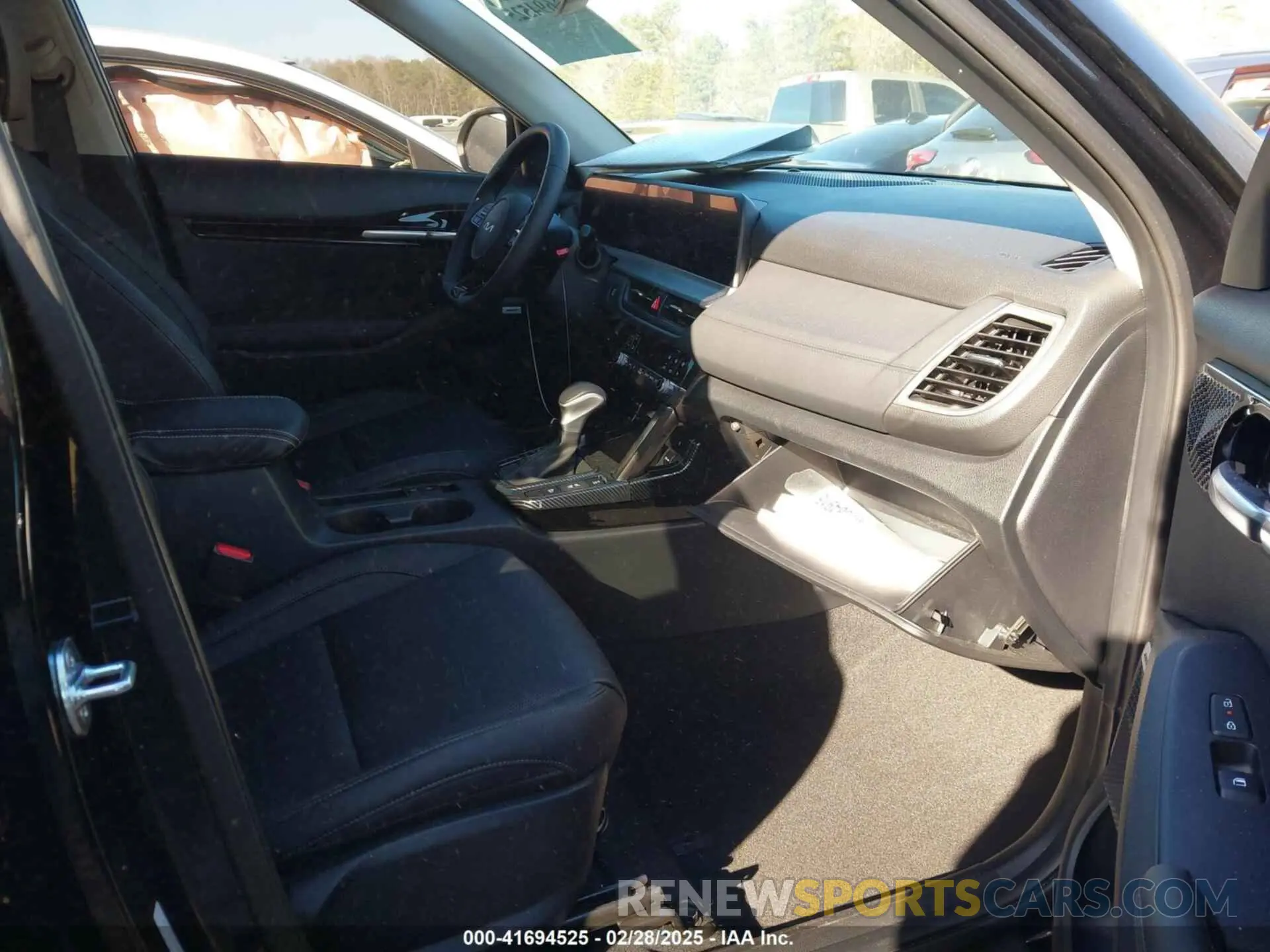5 fotografías del automóvil dañado KNDETCA79R7584915 KIA SELTOS 2024