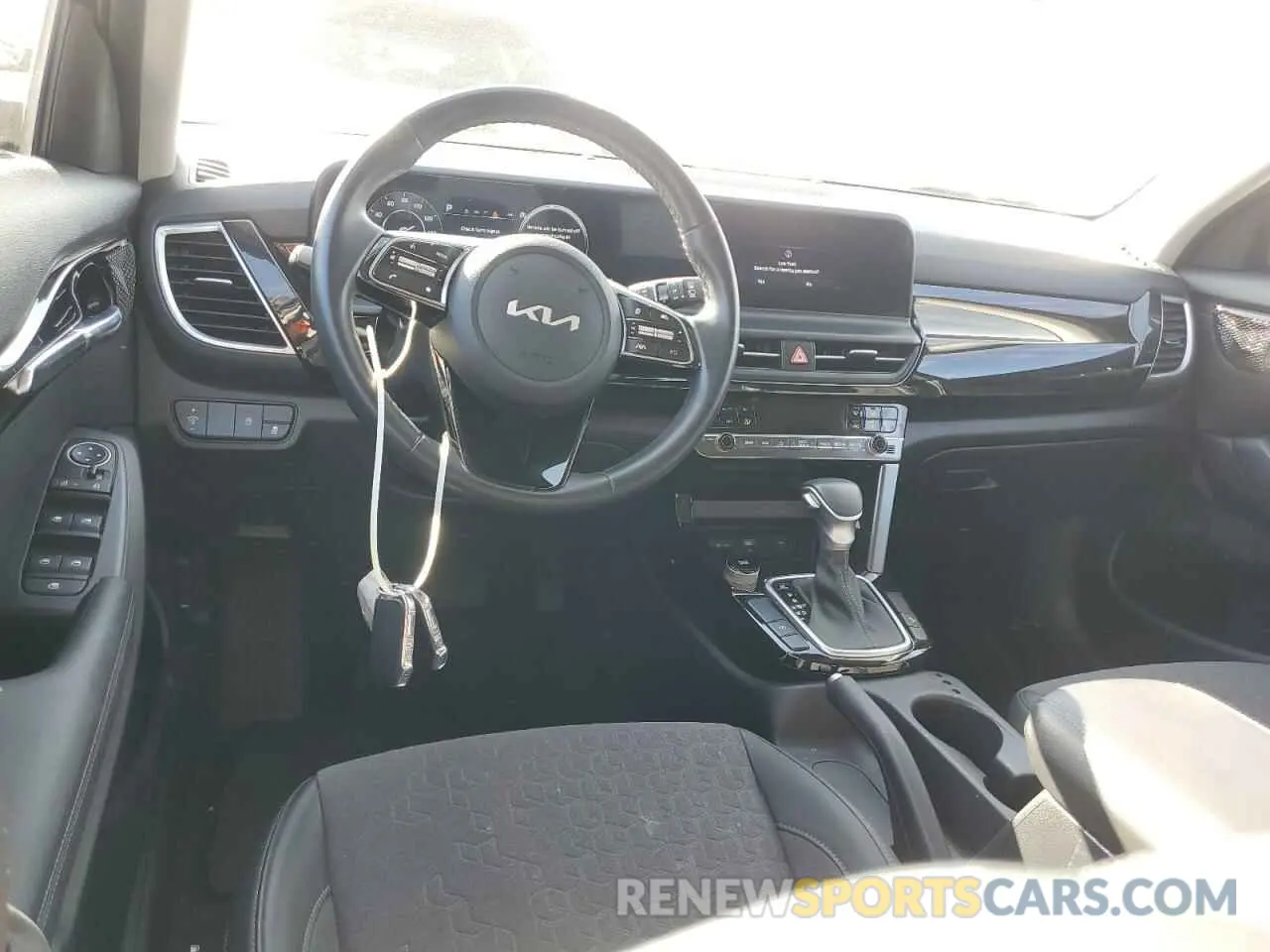 8 fotografías del automóvil dañado KNDEU2AA1R7655429 KIA SELTOS 2024