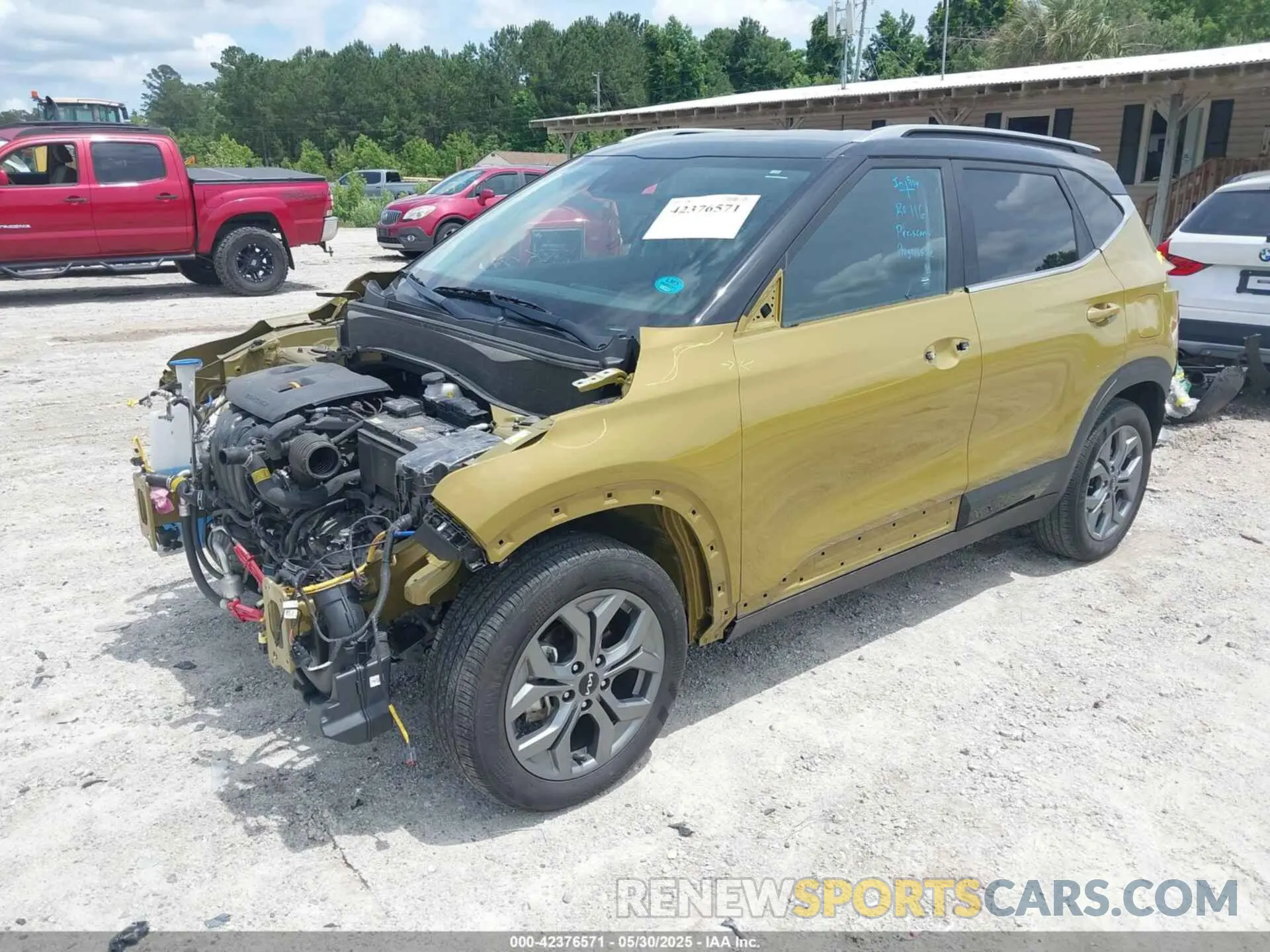 2 fotografías del automóvil dañado KNDEU2AA2R7553721 KIA SELTOS 2024