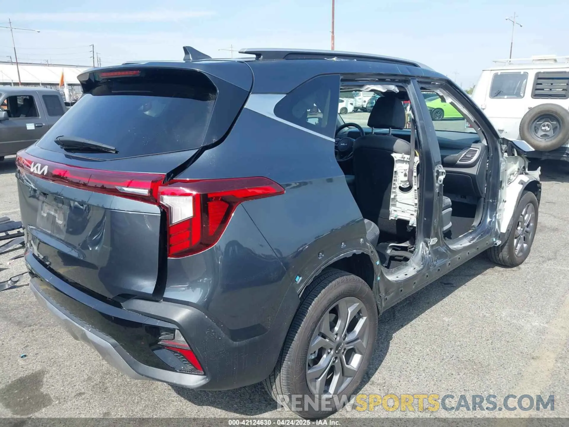 4 fotografías del automóvil dañado KNDEU2AA9R7659275 KIA SELTOS 2024