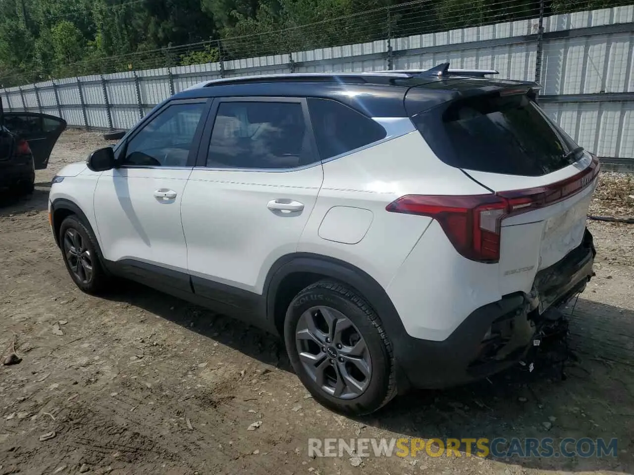 2 fotografías del automóvil dañado KNDEUCAA2R7477696 KIA SELTOS 2024
