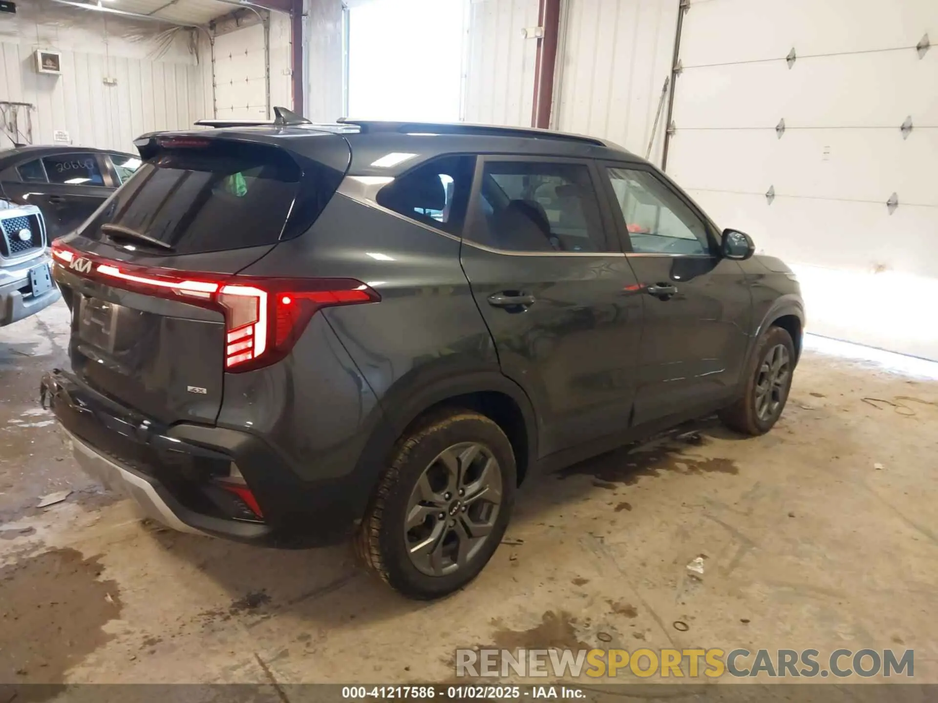 4 fotografías del automóvil dañado KNDEUCAA2R7585235 KIA SELTOS 2024
