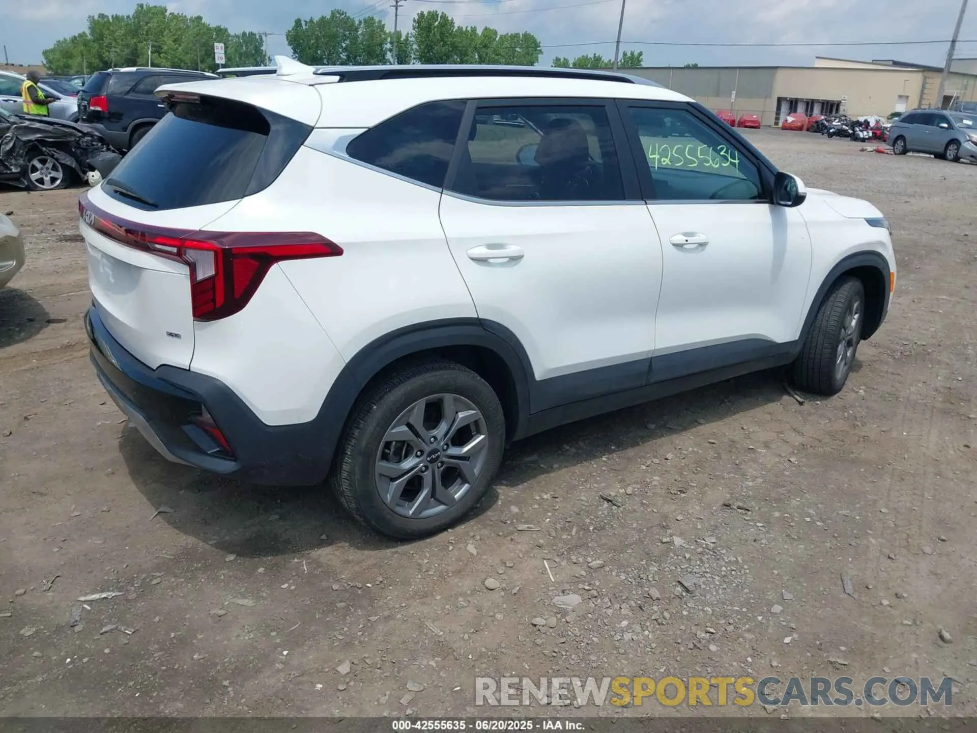 4 fotografías del automóvil dañado KNDEUCAA3R7532320 KIA SELTOS 2024
