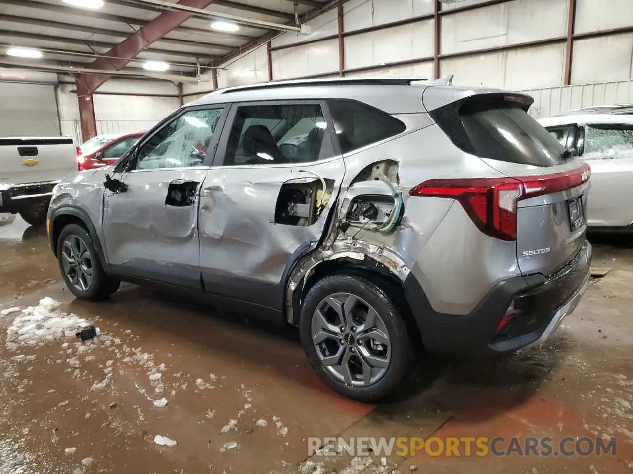 2 fotografías del automóvil dañado KNDEUCAA7R7530201 KIA SELTOS 2024