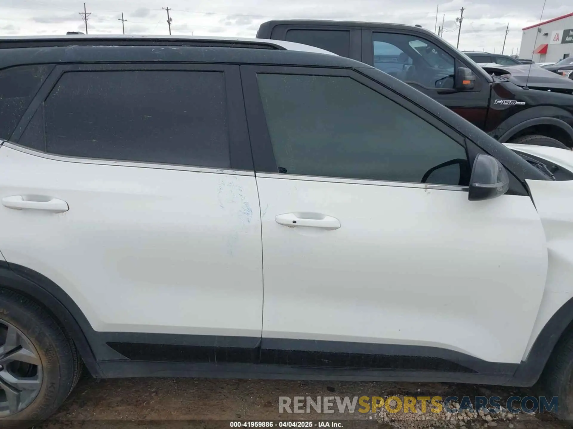 14 fotografías del automóvil dañado KNDEUCAAXR7582468 KIA SELTOS 2024