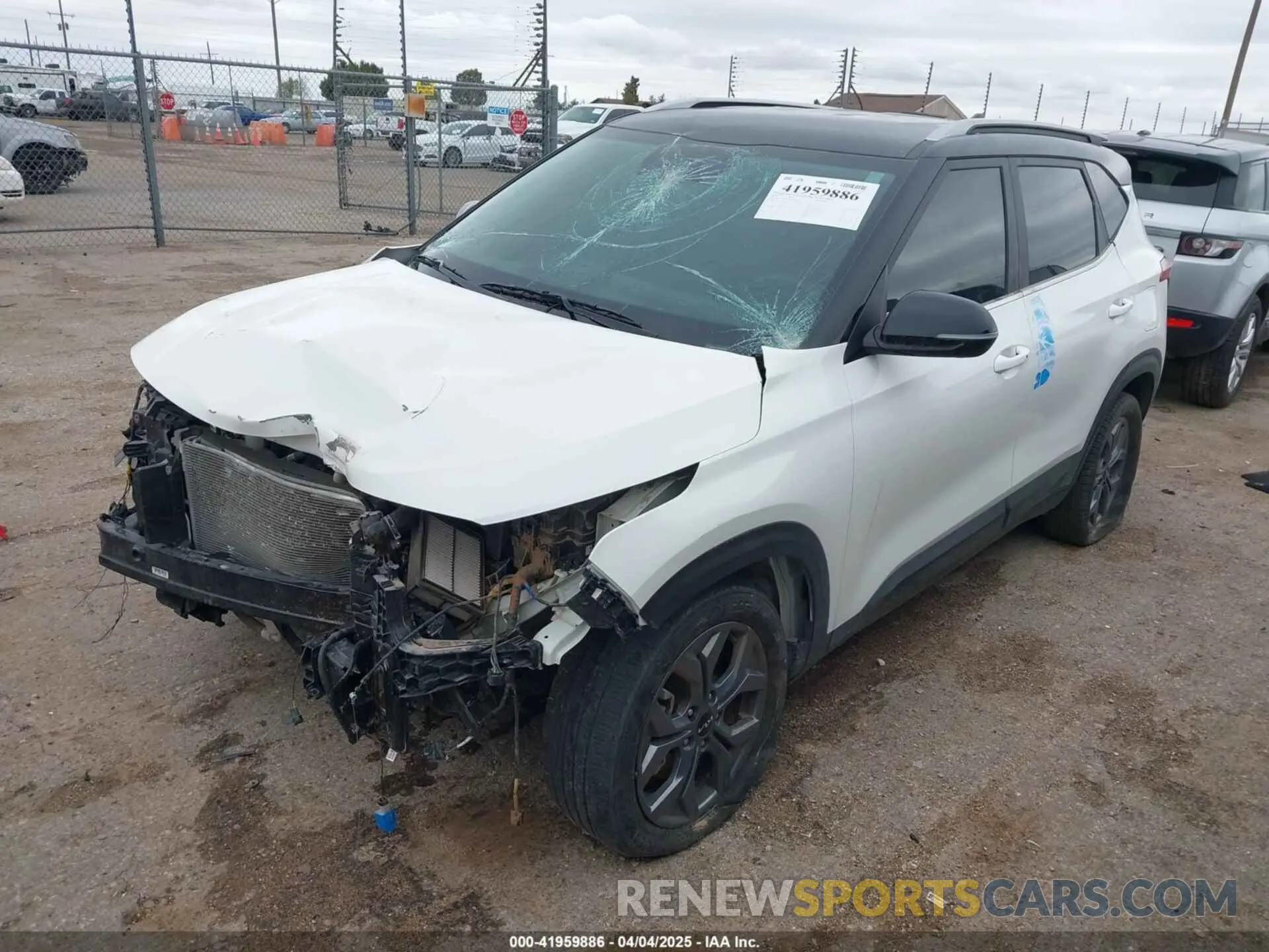2 fotografías del automóvil dañado KNDEUCAAXR7582468 KIA SELTOS 2024