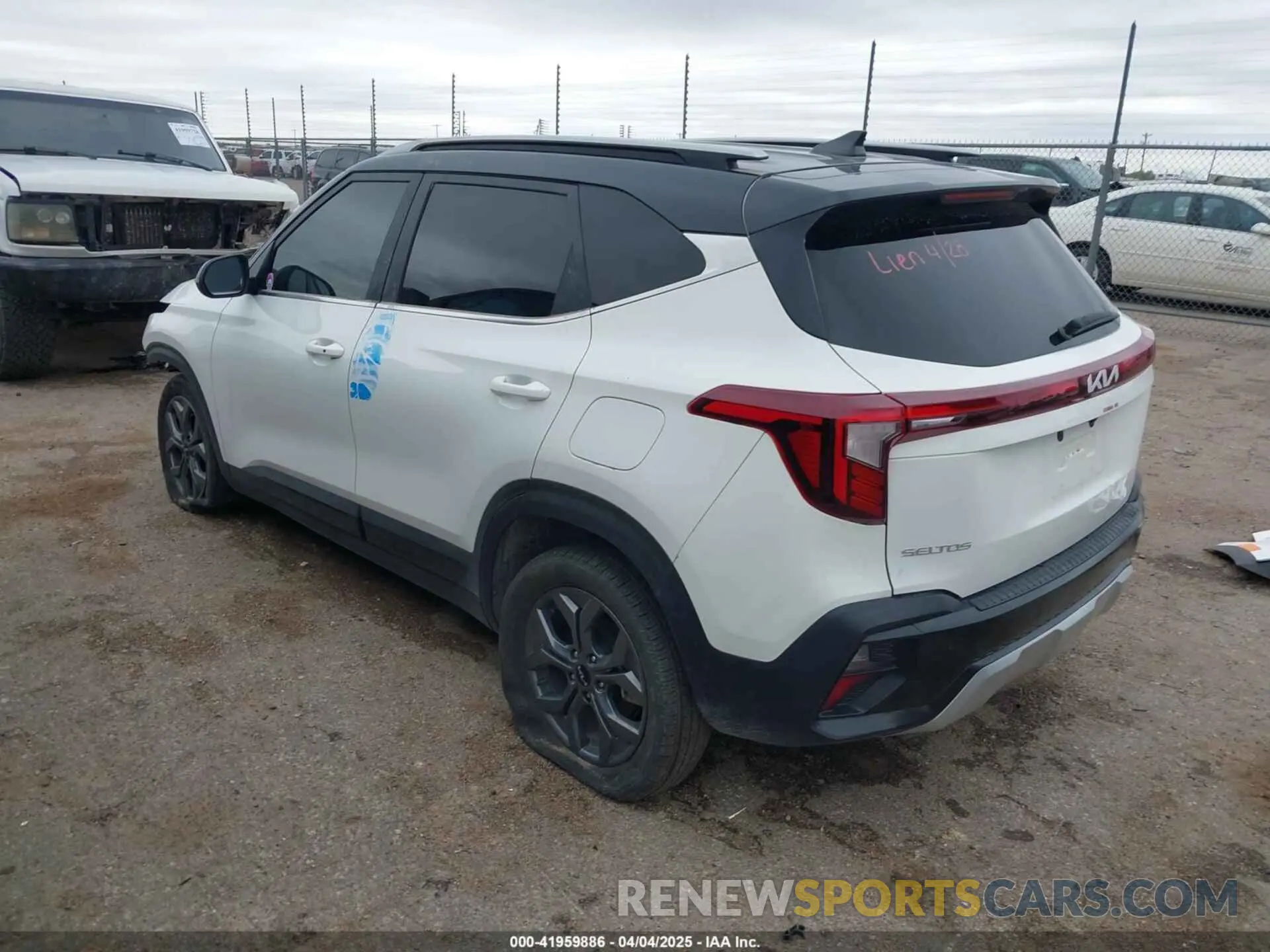 3 fotografías del automóvil dañado KNDEUCAAXR7582468 KIA SELTOS 2024