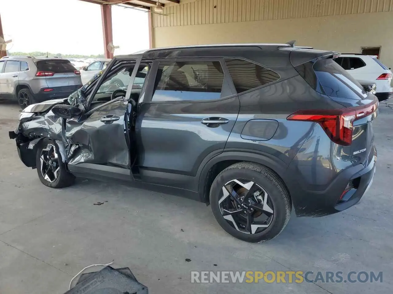 2 fotografías del automóvil dañado KNDEU2AAXS7741912 KIA SELTOS 2025