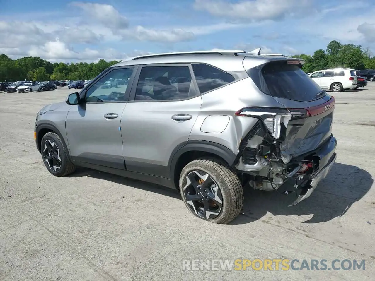2 fotografías del automóvil dañado KNDEUCAA5S7758784 KIA SELTOS 2025