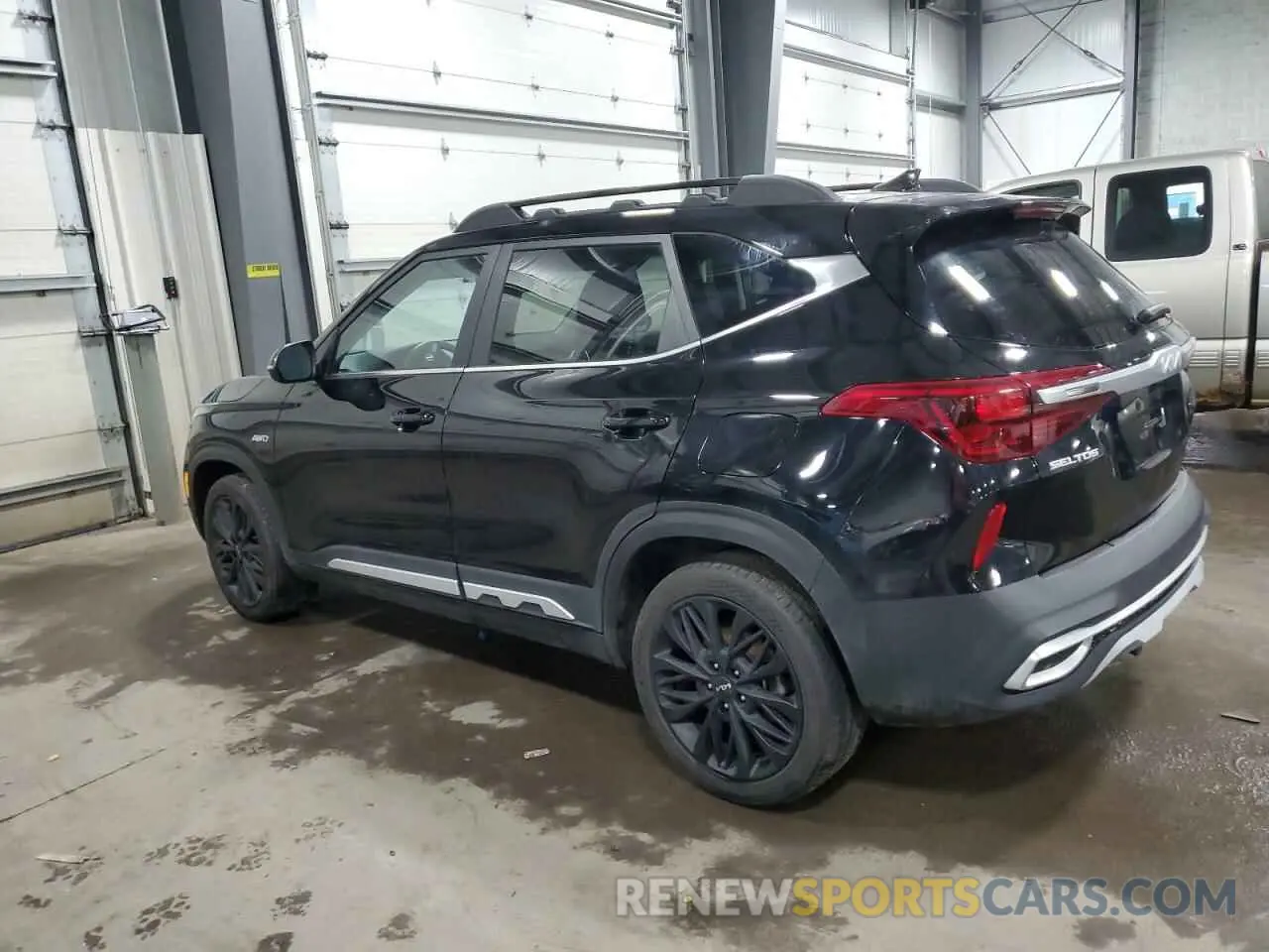 2 fotografías del automóvil dañado KNDEUCA26P7405194 KIA SELTOS NIG 2023