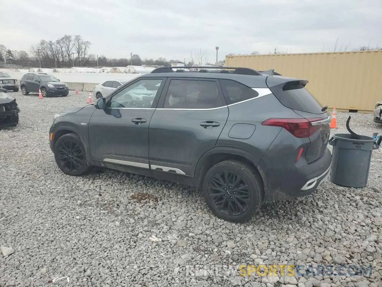 2 fotografías del automóvil dañado KNDEUCA28P7370612 KIA SELTOS NIG 2023