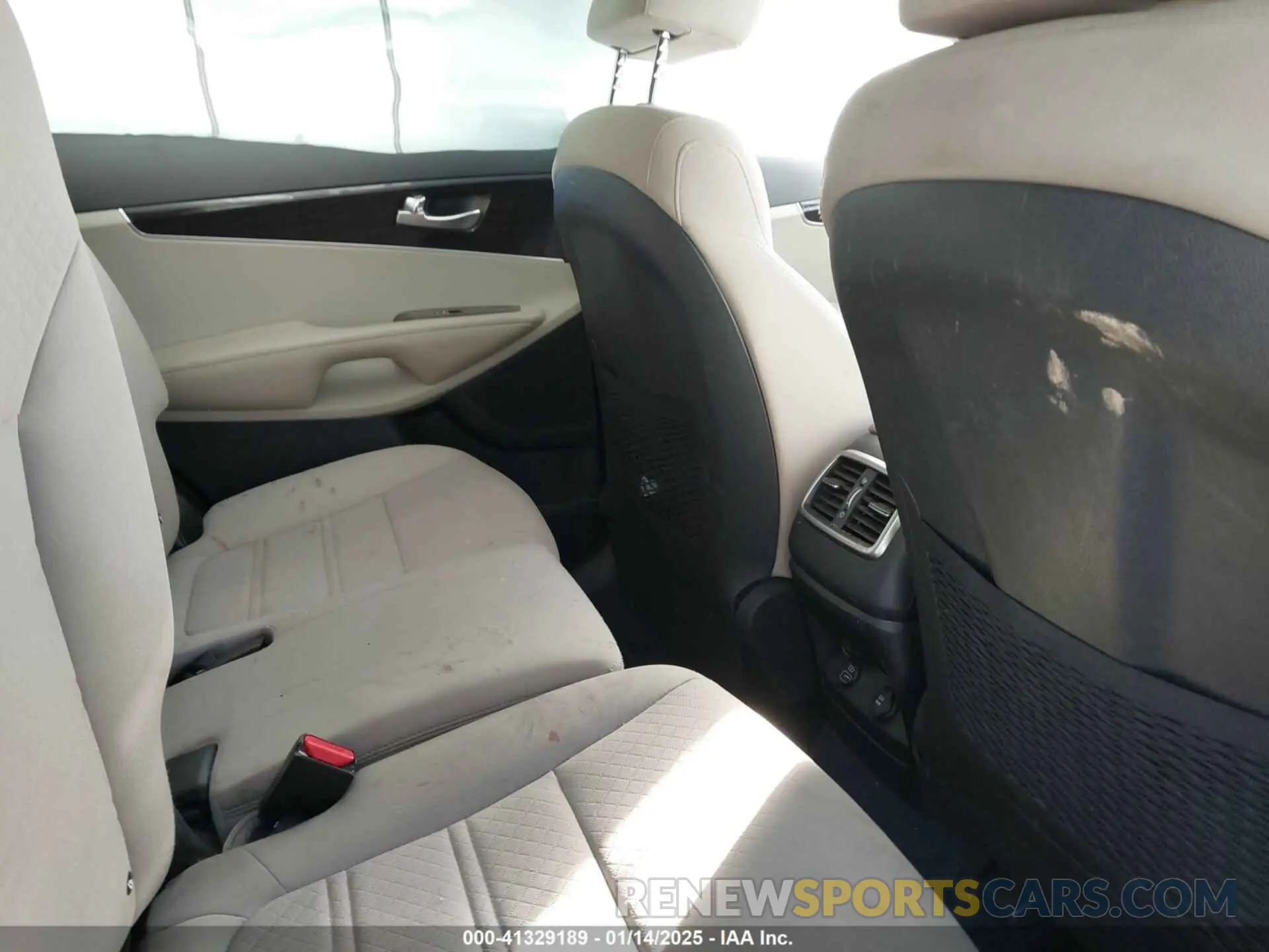 8 fotografías del automóvil dañado 5XYPG4A30KG436287 KIA SORENTO 2019