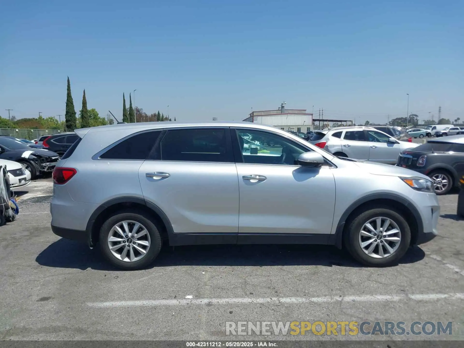 12 fotografías del automóvil dañado 5XYPG4A30KG476739 KIA SORENTO 2019