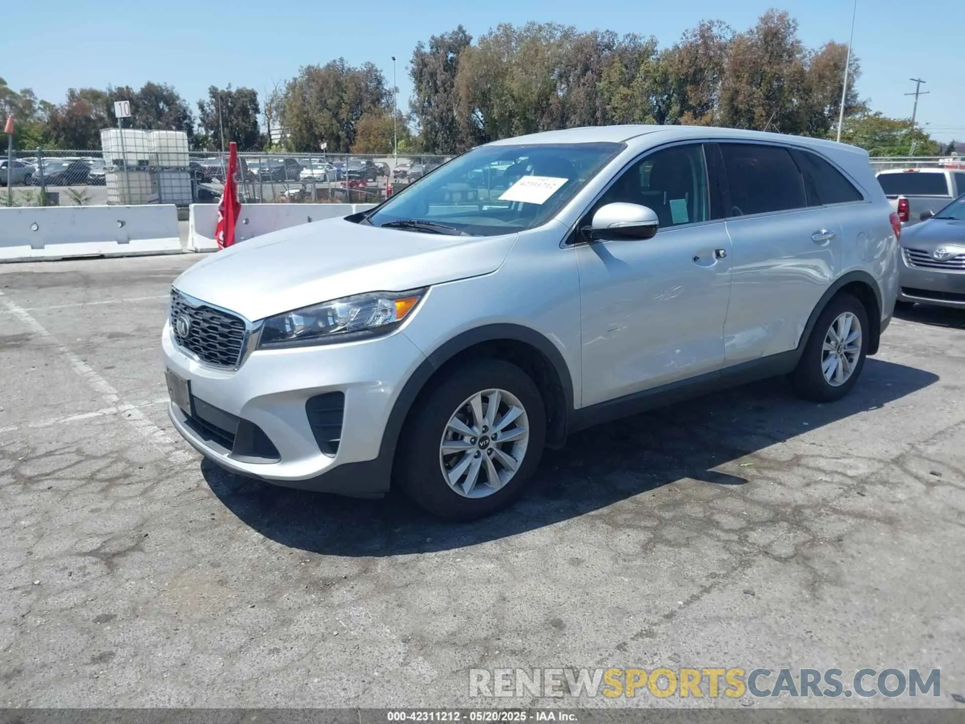 2 fotografías del automóvil dañado 5XYPG4A30KG476739 KIA SORENTO 2019