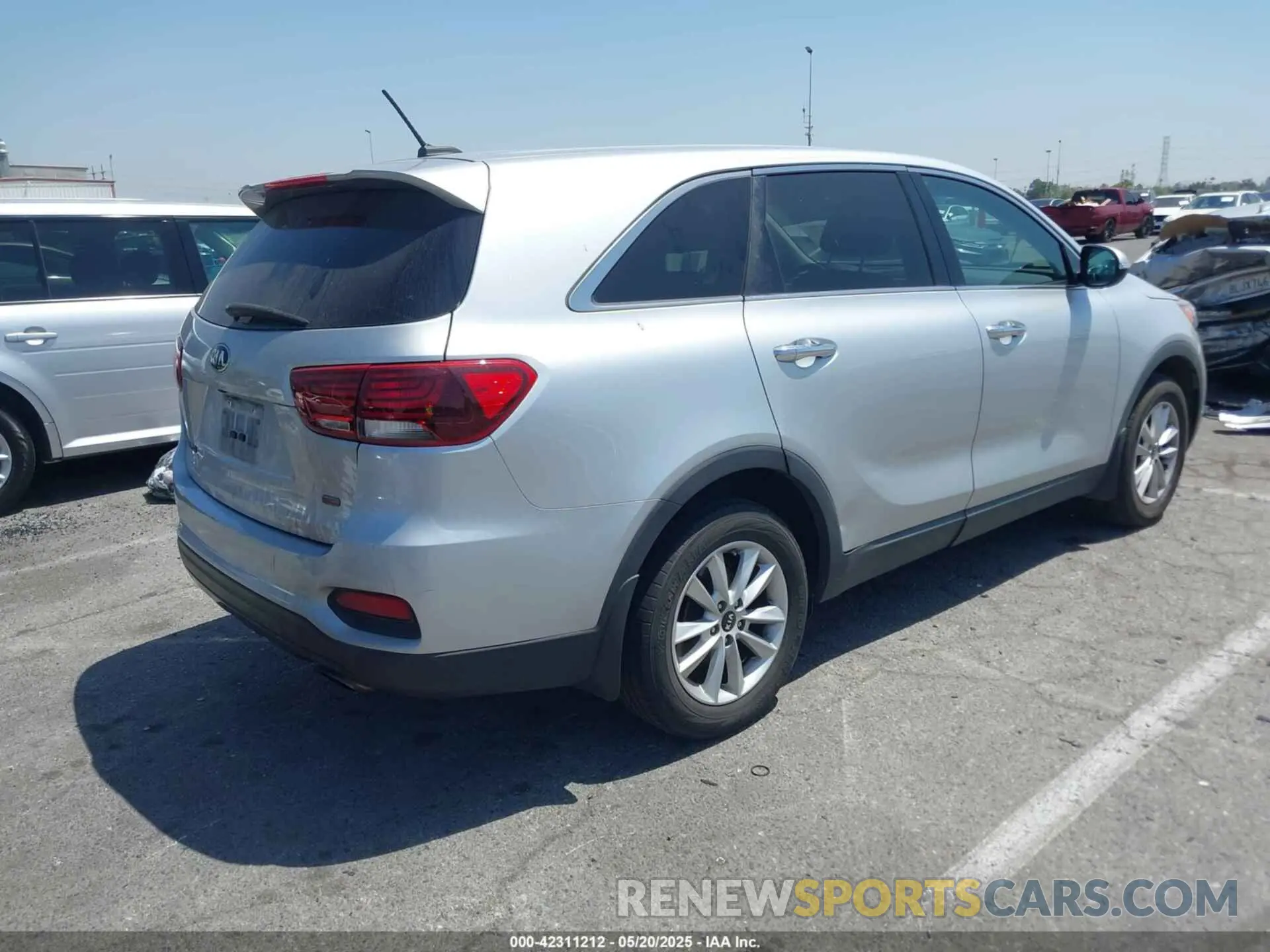 4 fotografías del automóvil dañado 5XYPG4A30KG476739 KIA SORENTO 2019