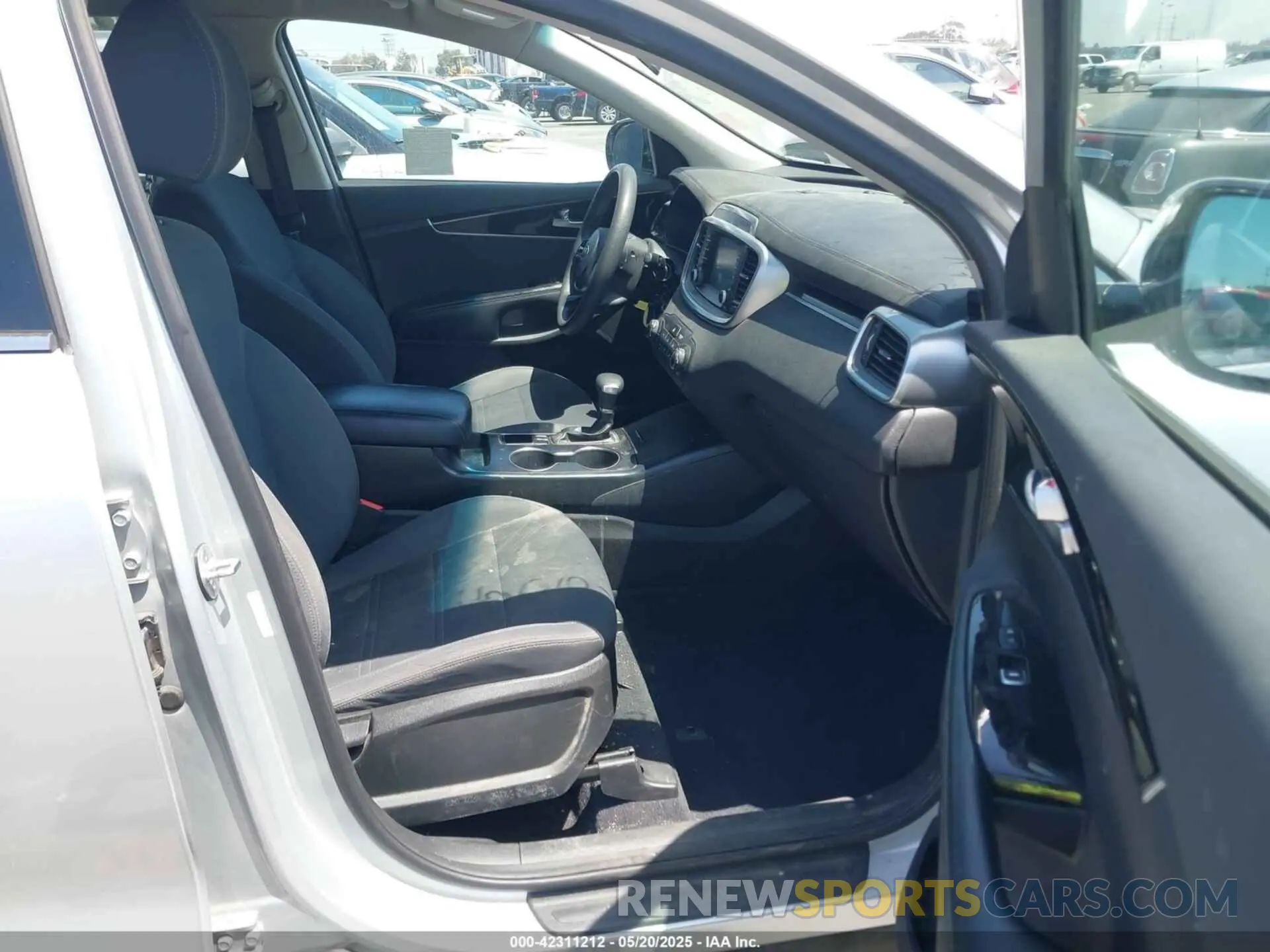 5 fotografías del automóvil dañado 5XYPG4A30KG476739 KIA SORENTO 2019
