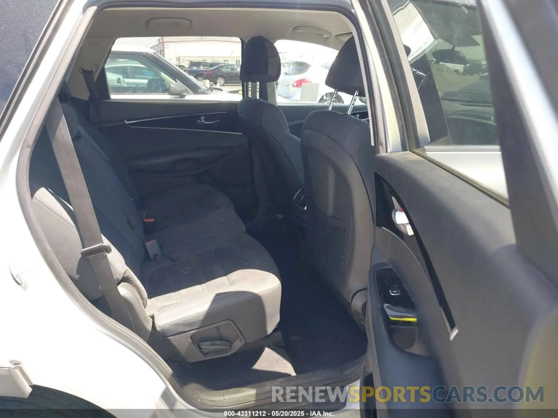 8 fotografías del automóvil dañado 5XYPG4A30KG476739 KIA SORENTO 2019