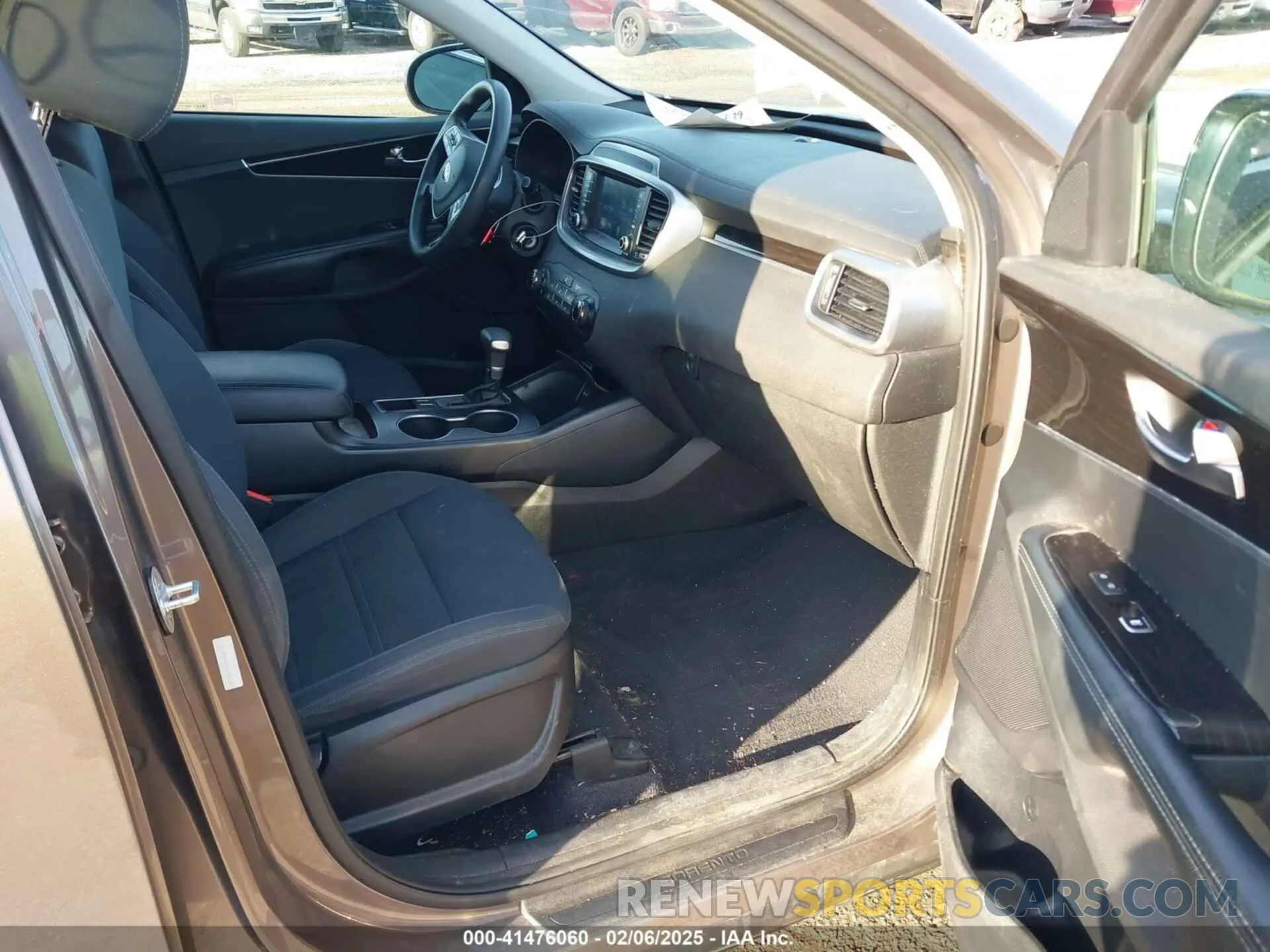 5 fotografías del automóvil dañado 5XYPG4A30KG532033 KIA SORENTO 2019