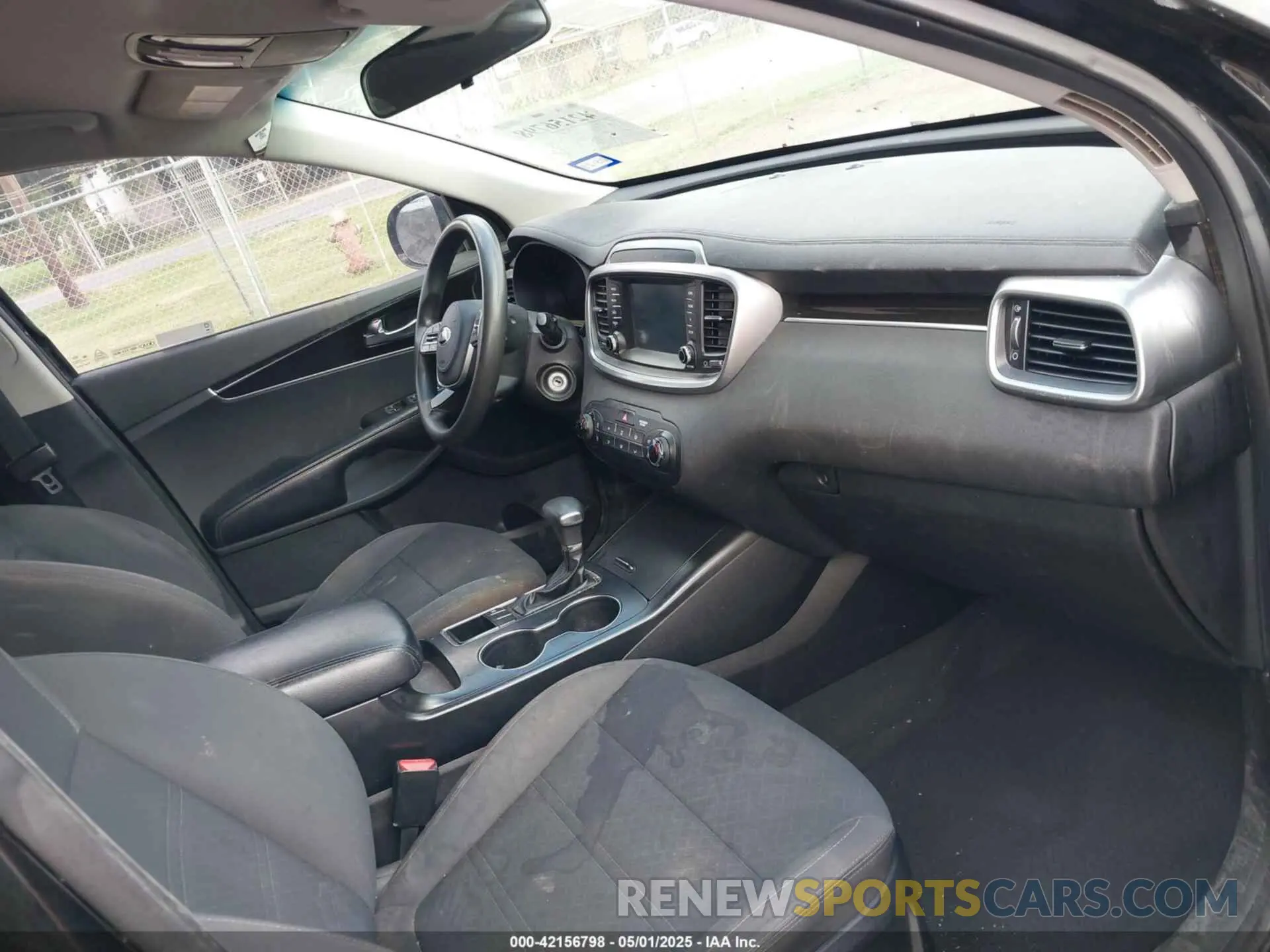 5 fotografías del automóvil dañado 5XYPG4A30KG560480 KIA SORENTO 2019
