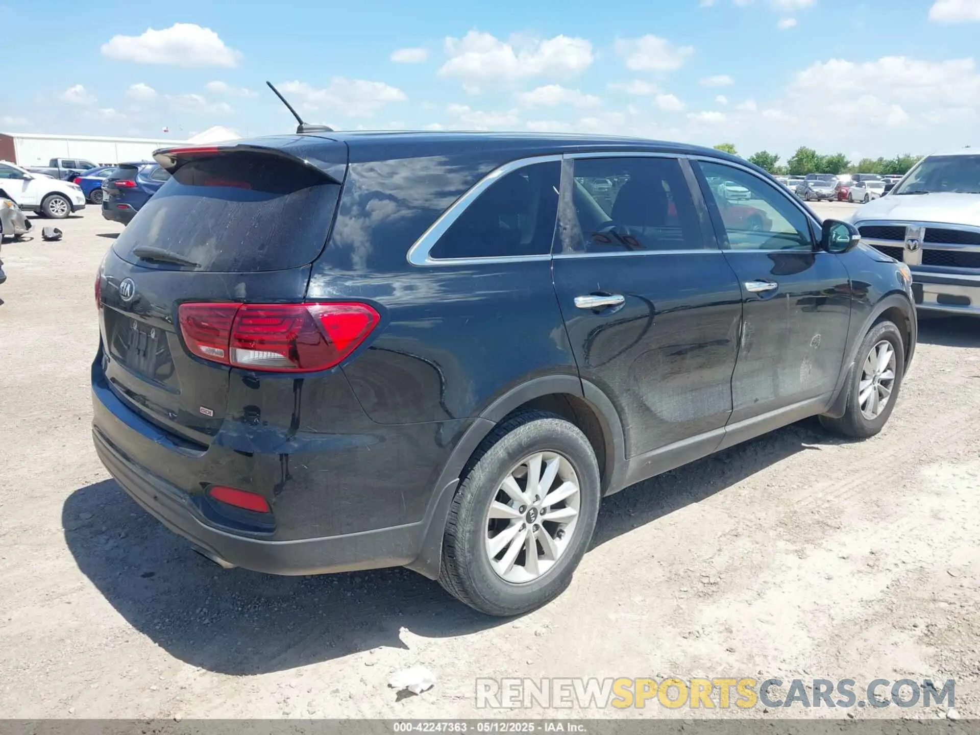 4 fotografías del automóvil dañado 5XYPG4A30KG574962 KIA SORENTO 2019