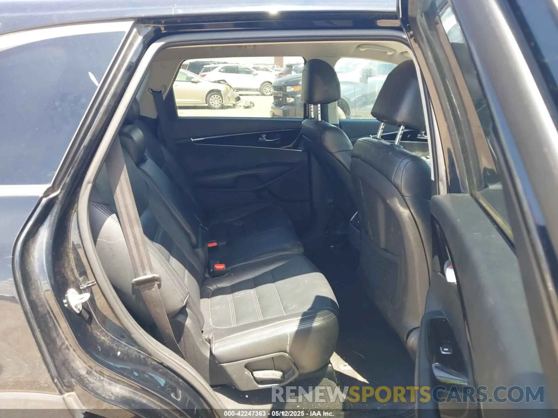 8 fotografías del automóvil dañado 5XYPG4A30KG574962 KIA SORENTO 2019