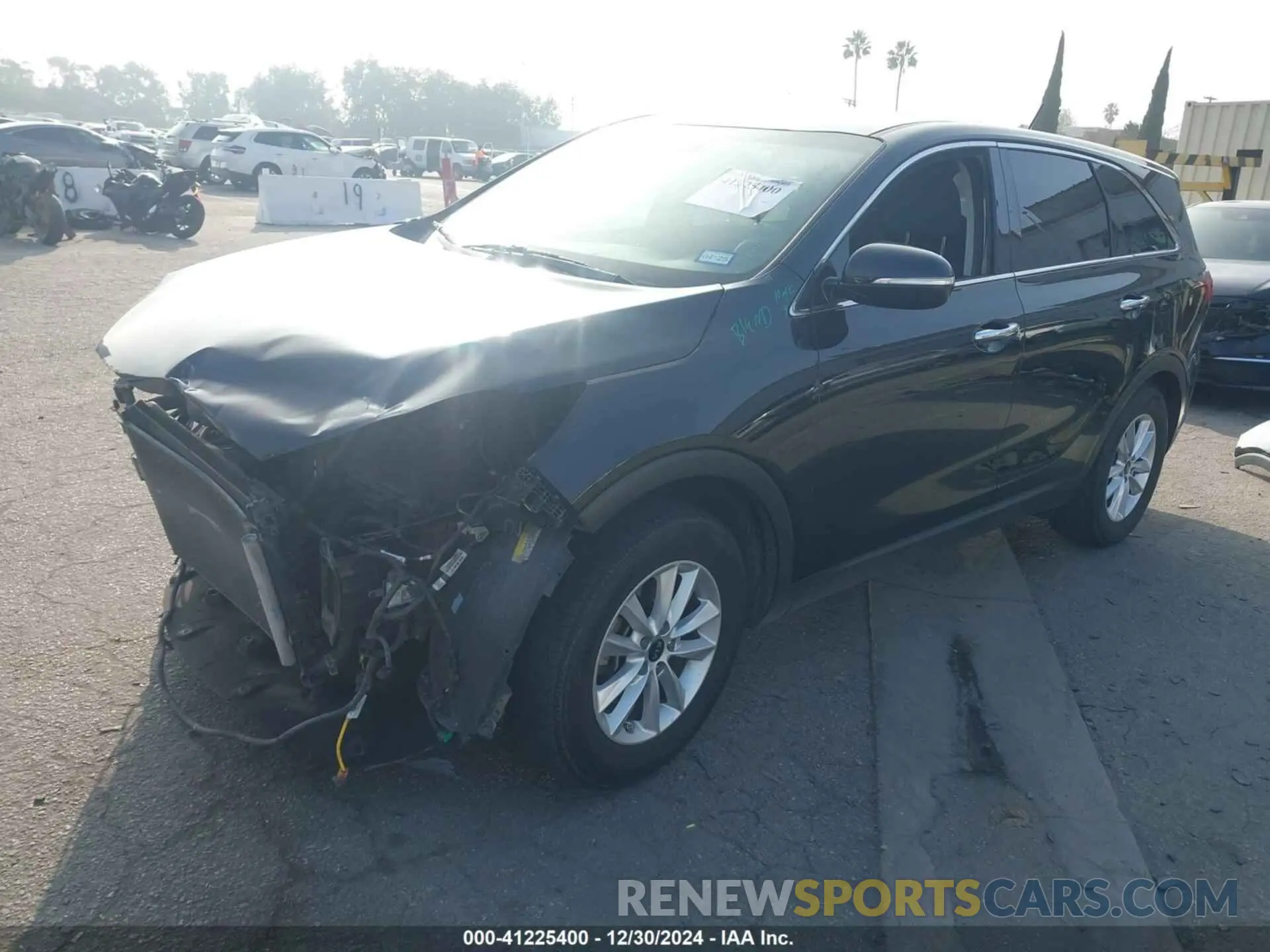 2 fotografías del automóvil dañado 5XYPG4A30KG583001 KIA SORENTO 2019