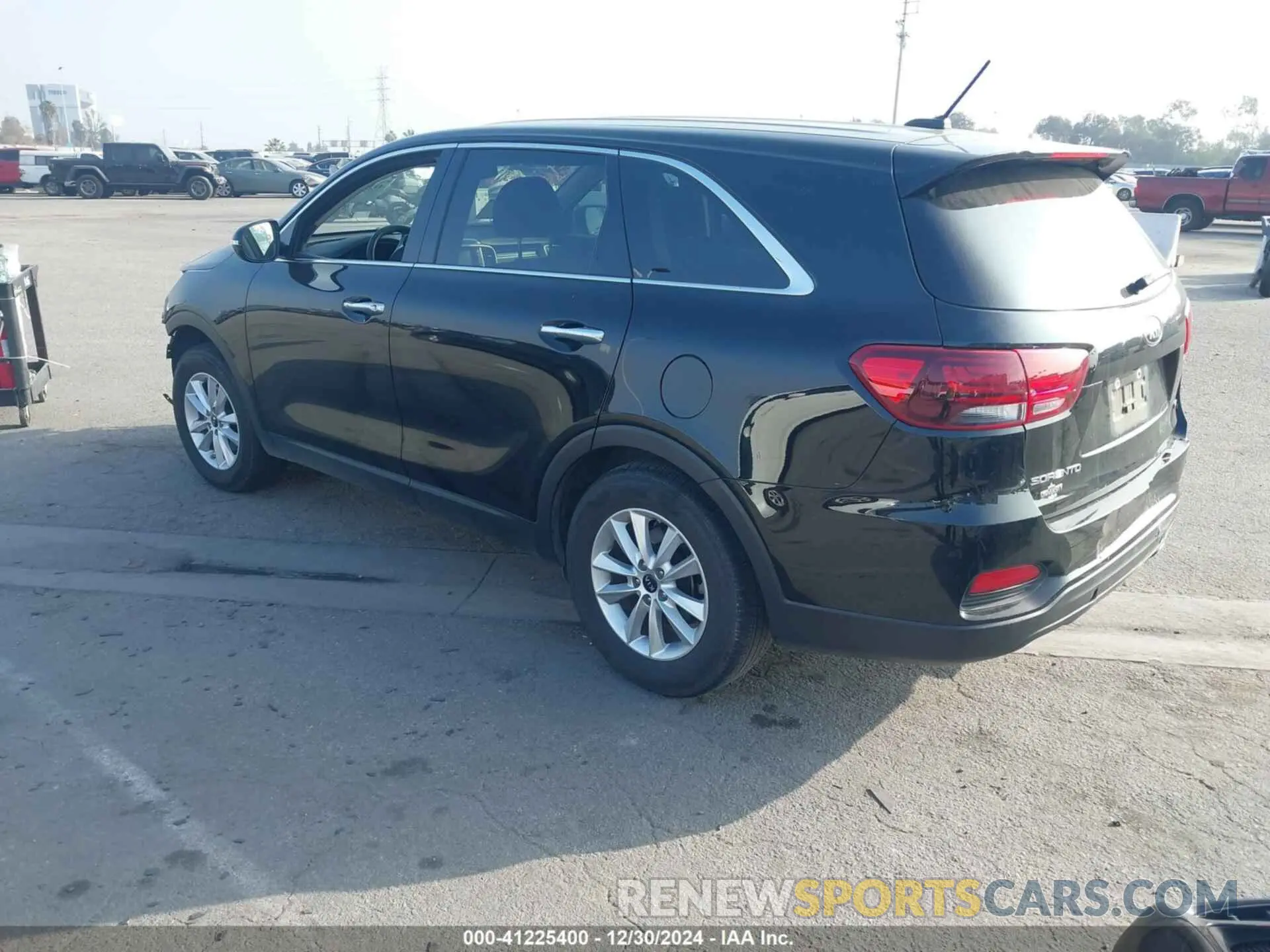 3 fotografías del automóvil dañado 5XYPG4A30KG583001 KIA SORENTO 2019