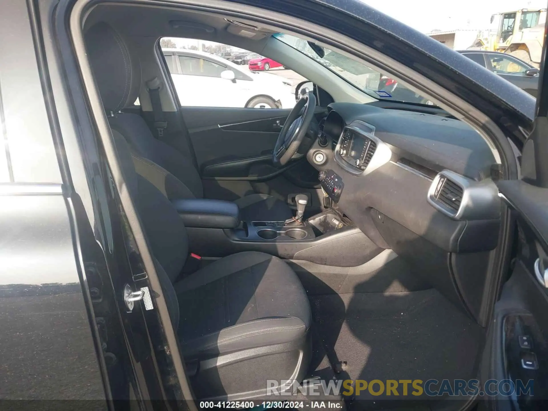 5 fotografías del automóvil dañado 5XYPG4A30KG583001 KIA SORENTO 2019
