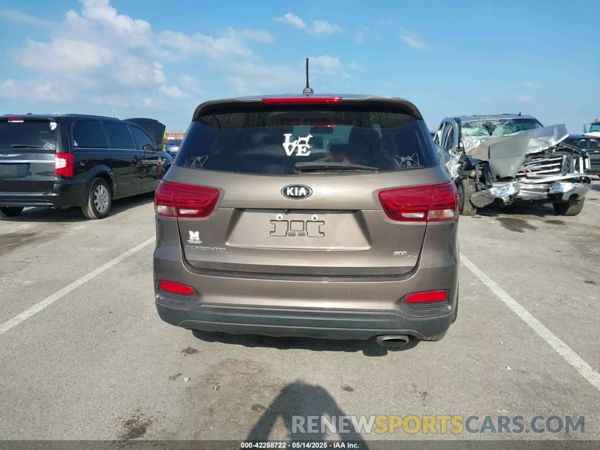 16 fotografías del automóvil dañado 5XYPG4A31KG449825 KIA SORENTO 2019