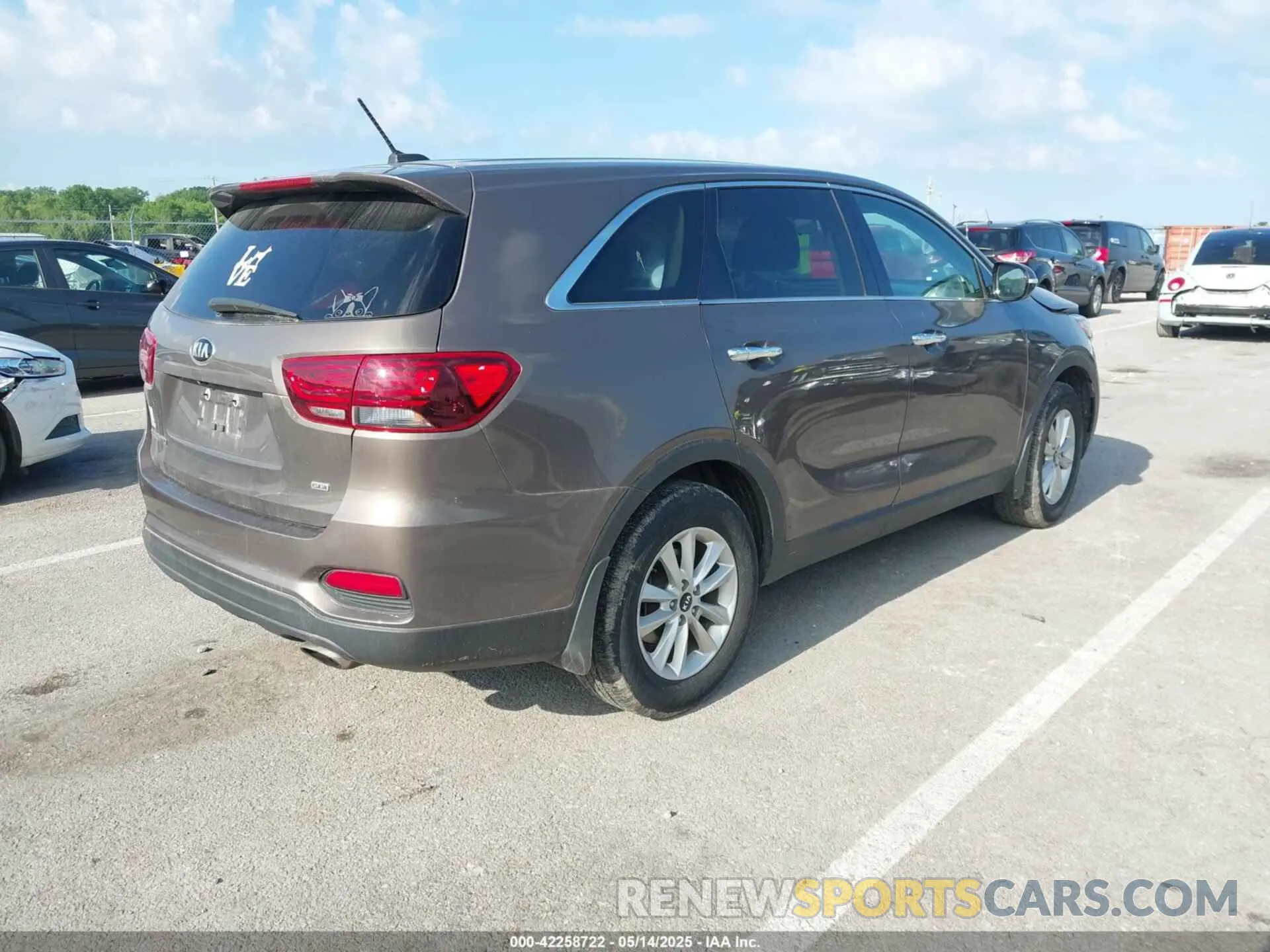 4 fotografías del automóvil dañado 5XYPG4A31KG449825 KIA SORENTO 2019