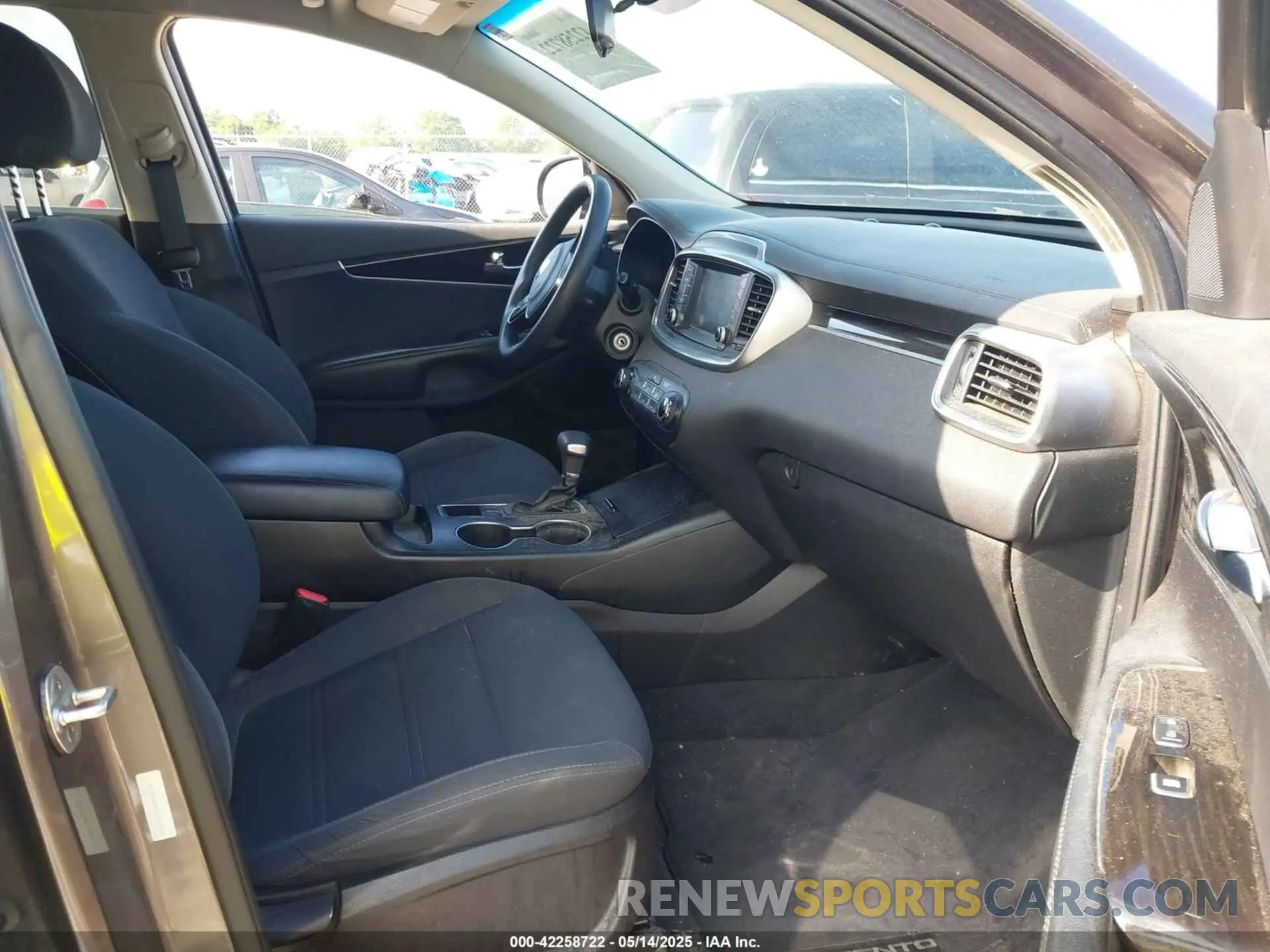 5 fotografías del automóvil dañado 5XYPG4A31KG449825 KIA SORENTO 2019