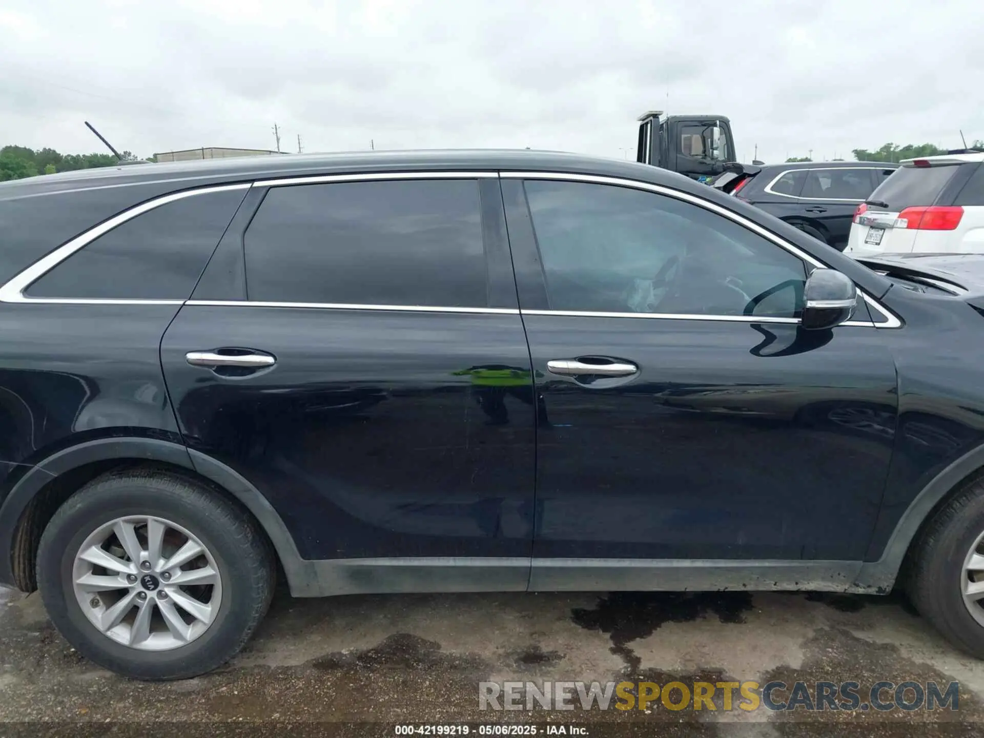 13 fotografías del automóvil dañado 5XYPG4A31KG564781 KIA SORENTO 2019
