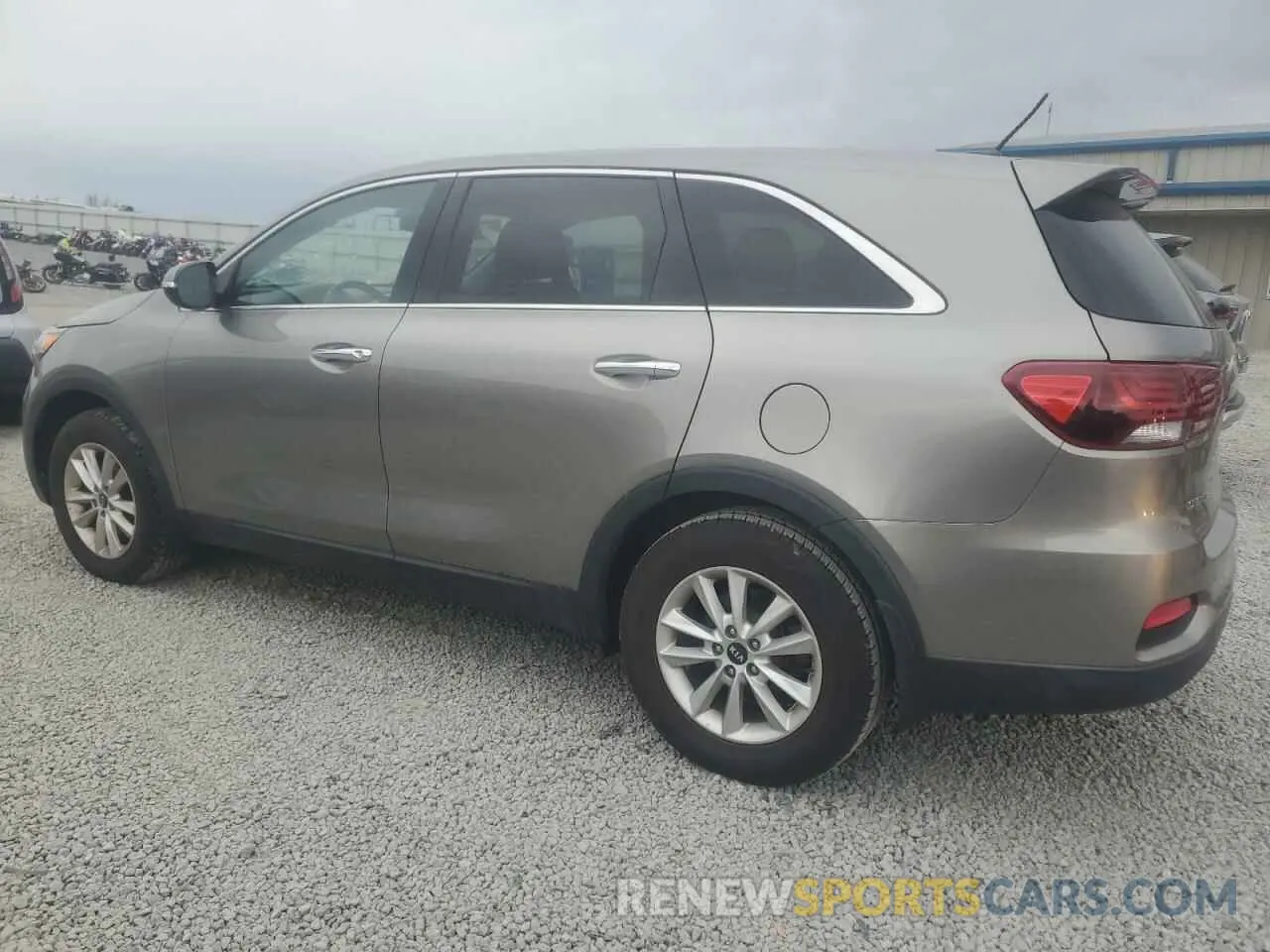 2 fotografías del automóvil dañado 5XYPG4A32KG436145 KIA SORENTO 2019