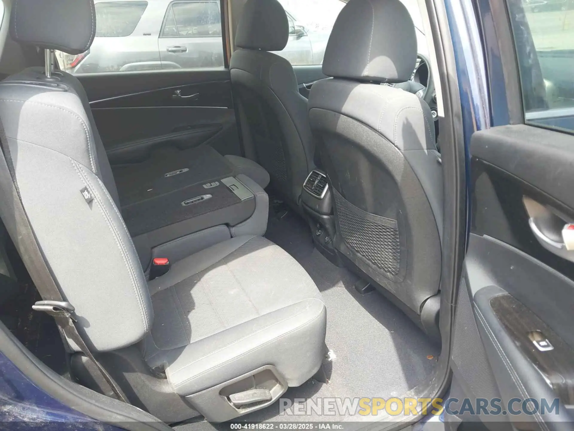 8 fotografías del automóvil dañado 5XYPG4A32KG505075 KIA SORENTO 2019