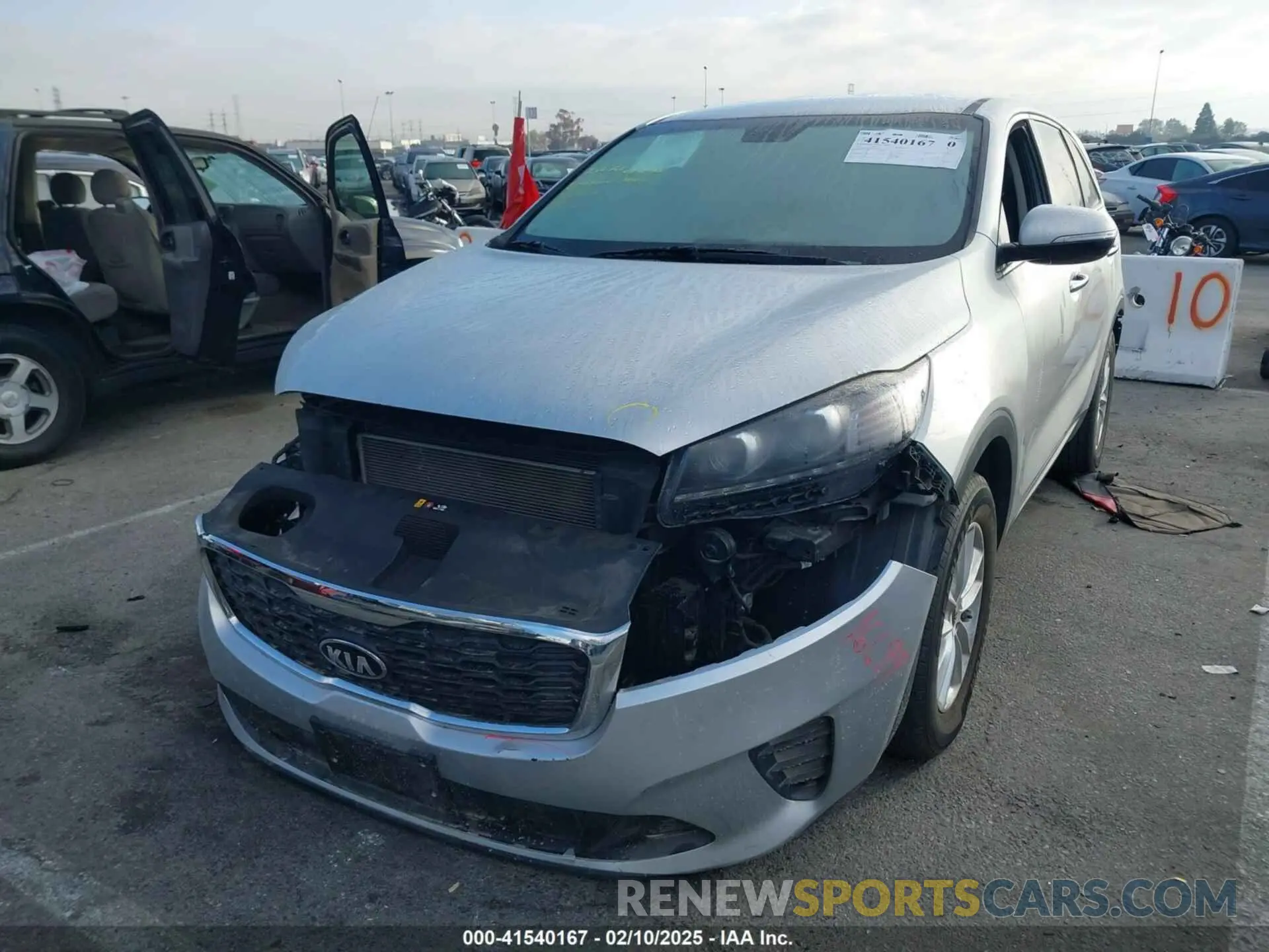 2 fotografías del automóvil dañado 5XYPG4A33KG575023 KIA SORENTO 2019