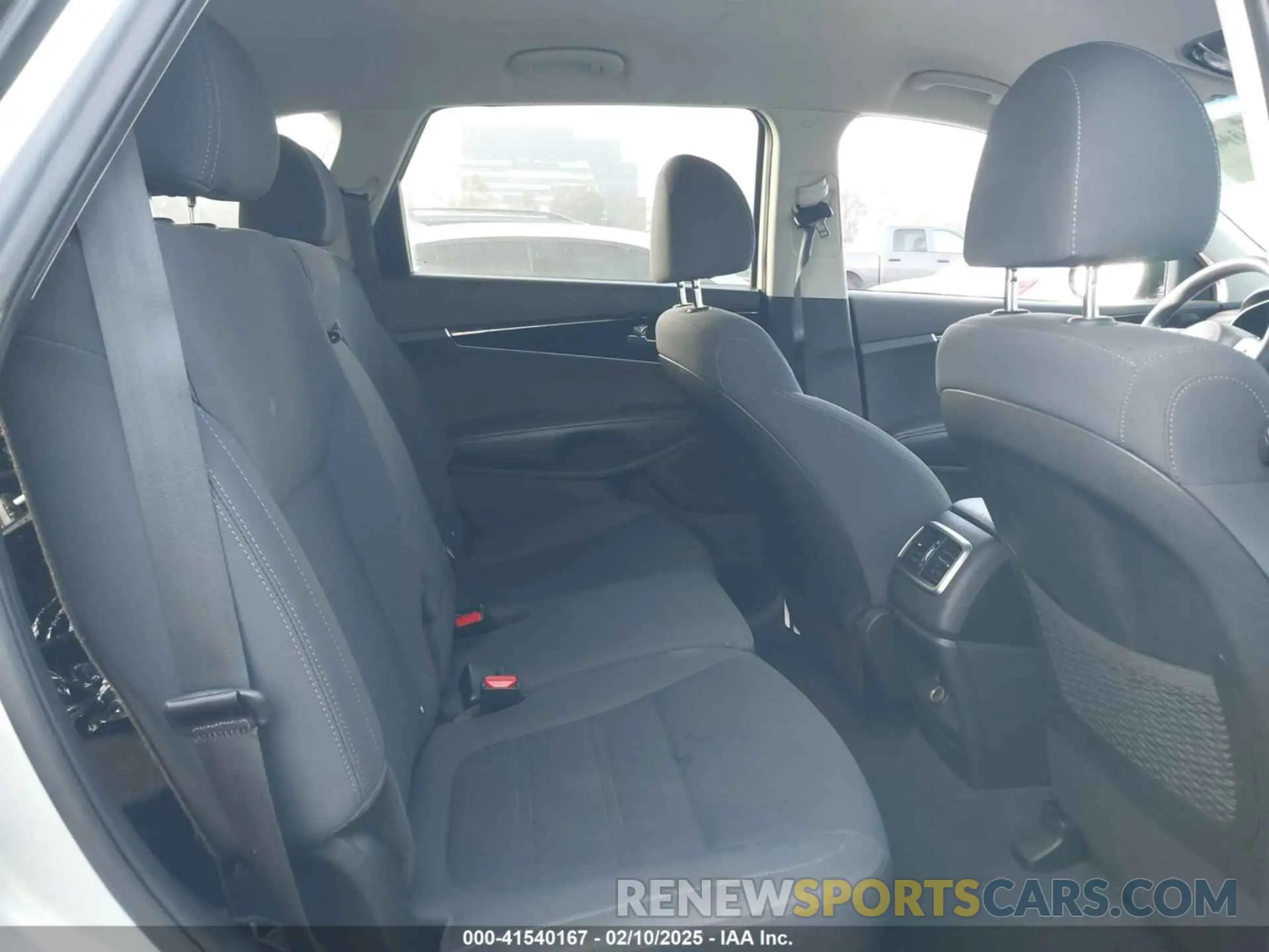 8 fotografías del automóvil dañado 5XYPG4A33KG575023 KIA SORENTO 2019