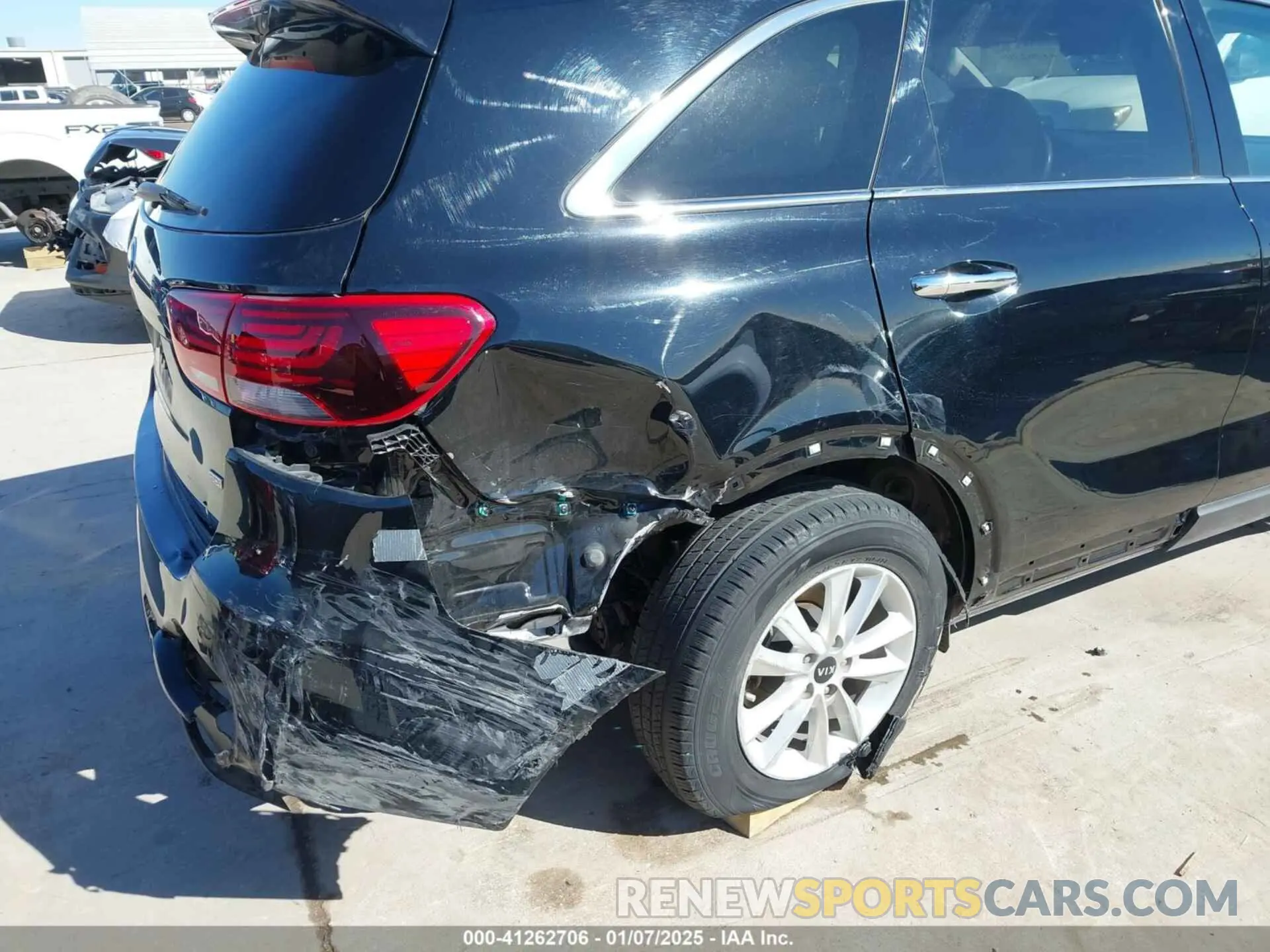 17 fotografías del automóvil dañado 5XYPG4A33KG582988 KIA SORENTO 2019