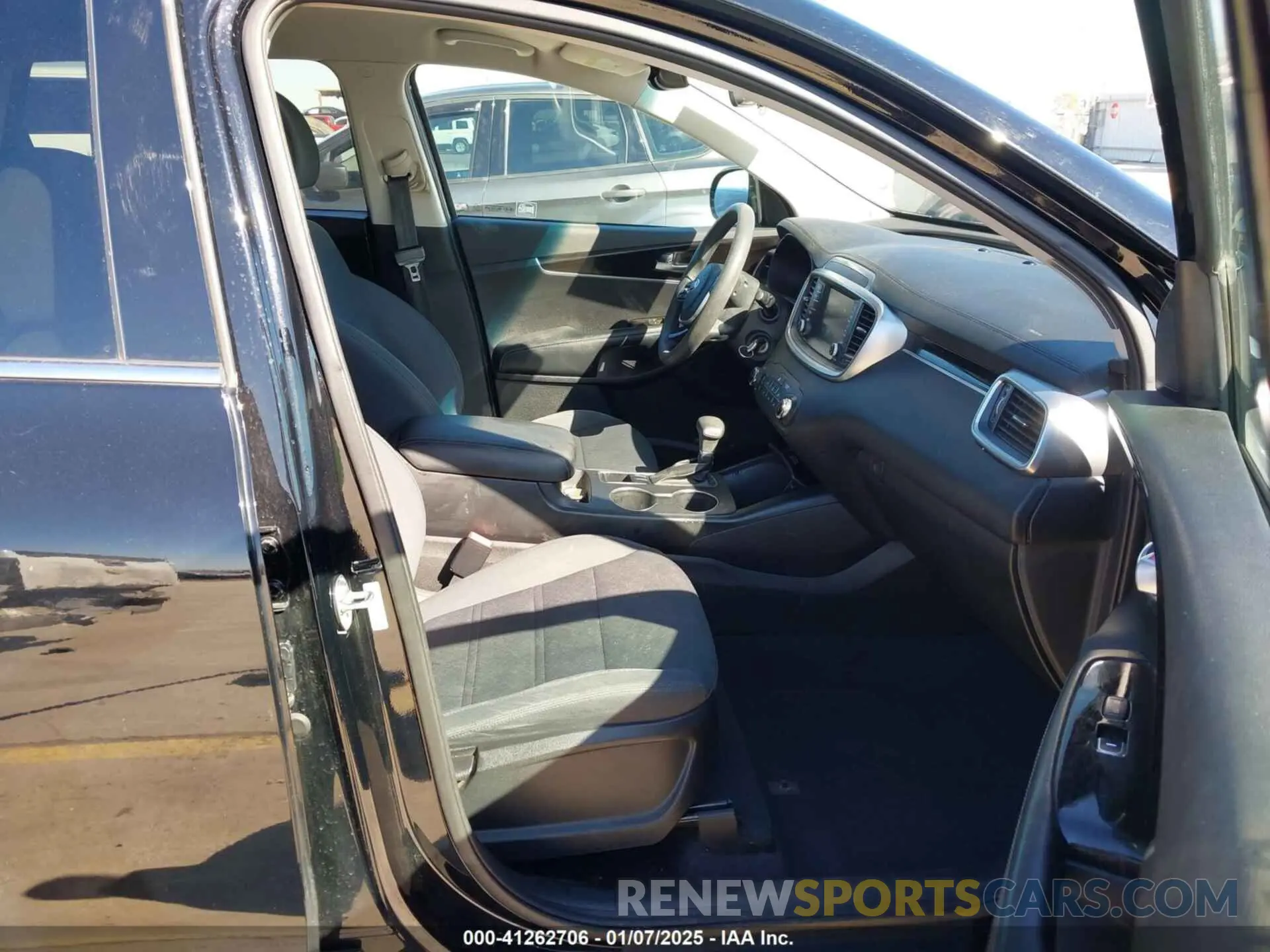 5 fotografías del automóvil dañado 5XYPG4A33KG582988 KIA SORENTO 2019