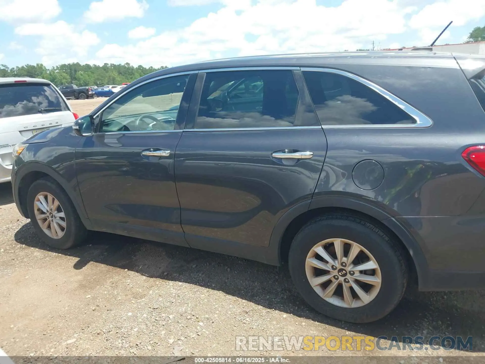 15 fotografías del automóvil dañado 5XYPG4A34KG445140 KIA SORENTO 2019
