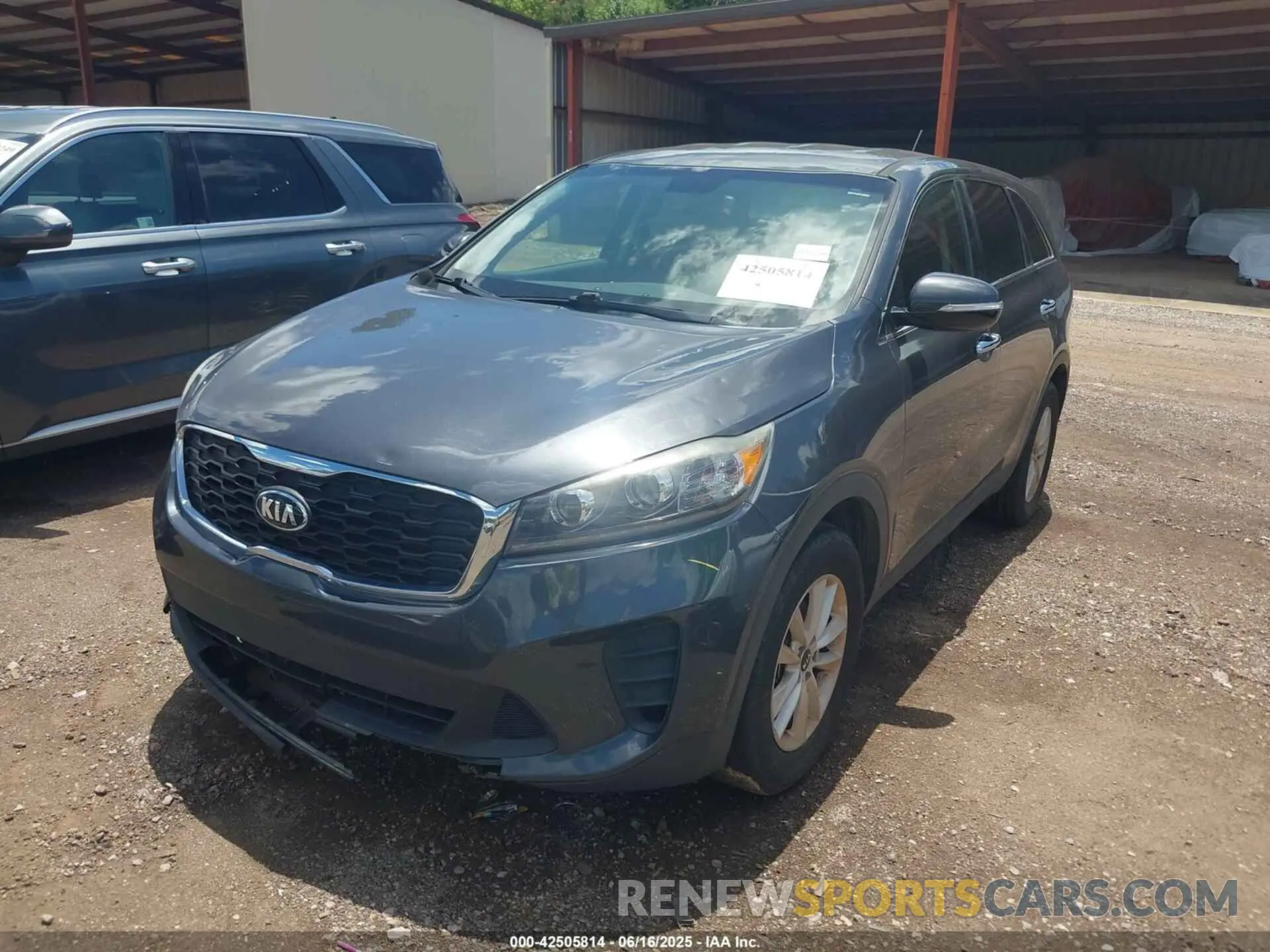 2 fotografías del automóvil dañado 5XYPG4A34KG445140 KIA SORENTO 2019