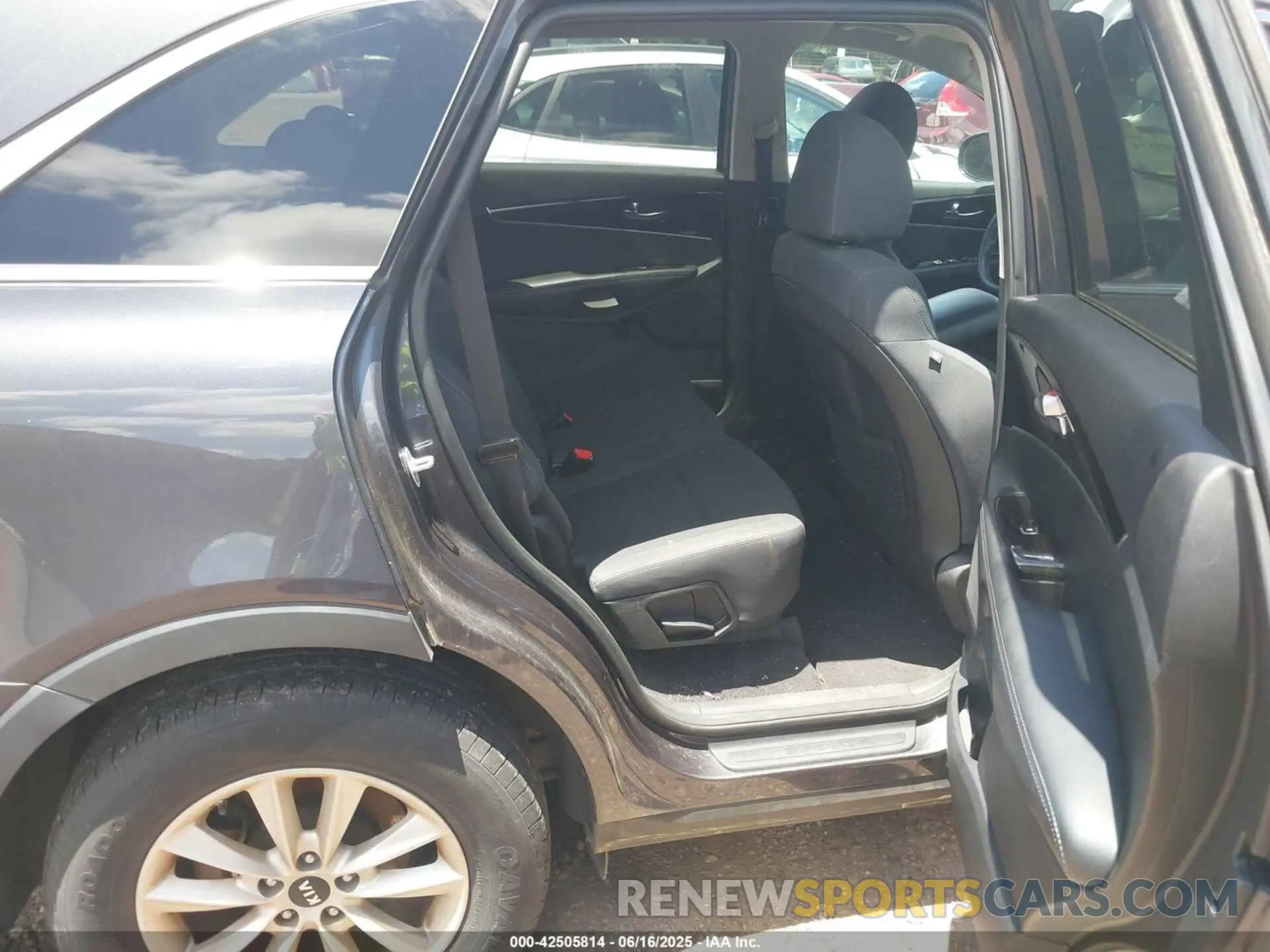 8 fotografías del automóvil dañado 5XYPG4A34KG445140 KIA SORENTO 2019
