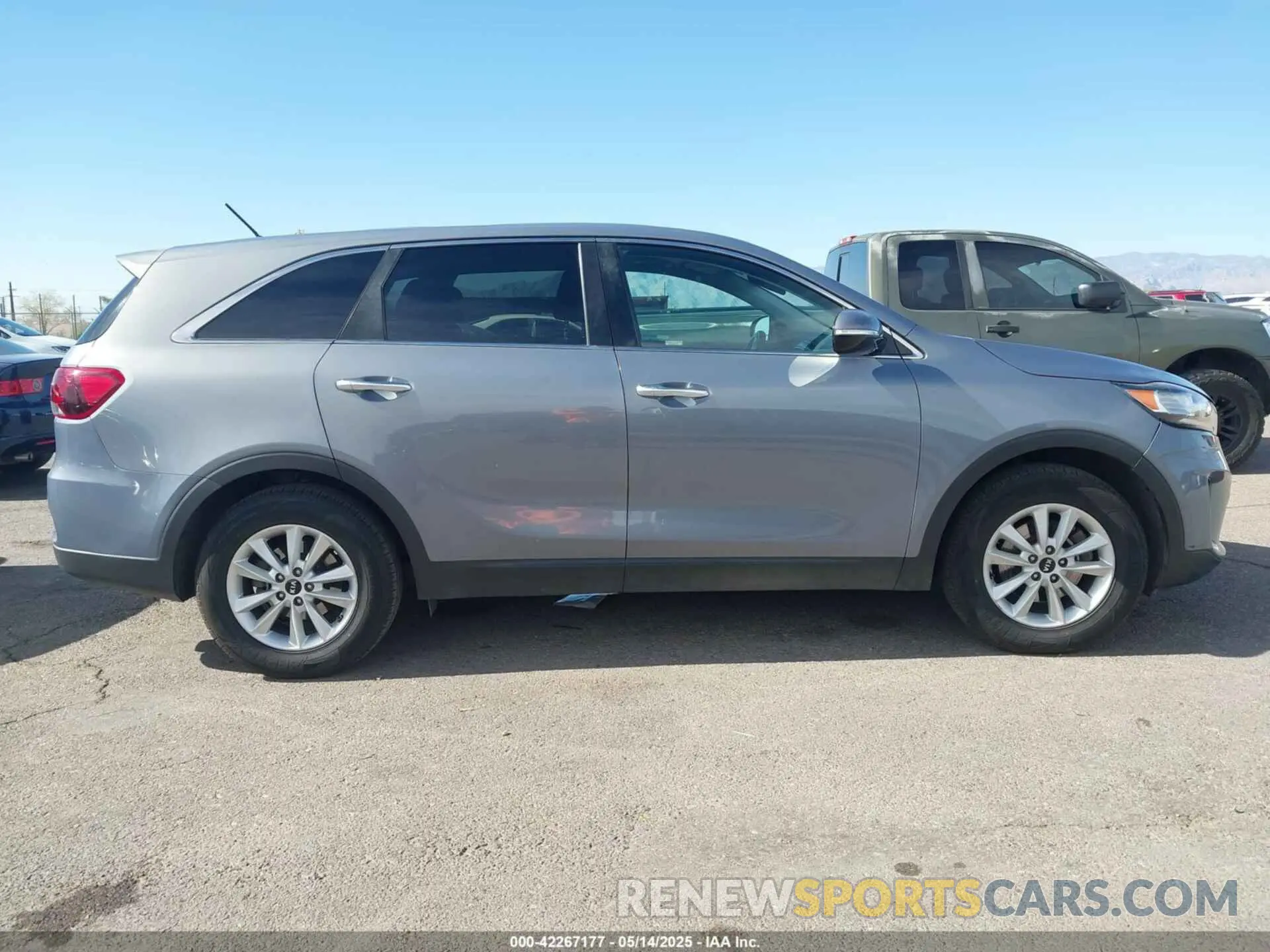 13 fotografías del automóvil dañado 5XYPG4A34KG610894 KIA SORENTO 2019