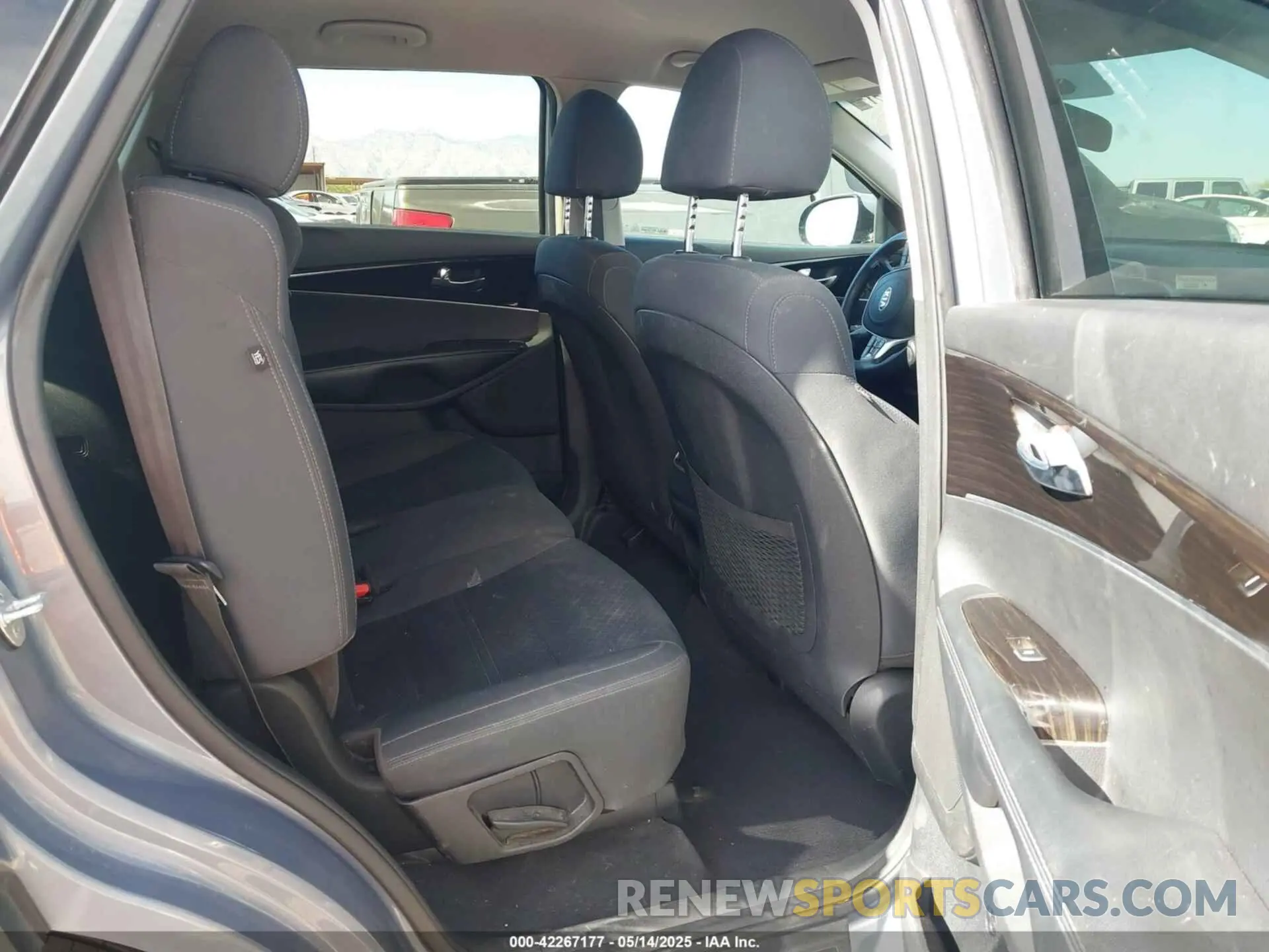8 fotografías del automóvil dañado 5XYPG4A34KG610894 KIA SORENTO 2019