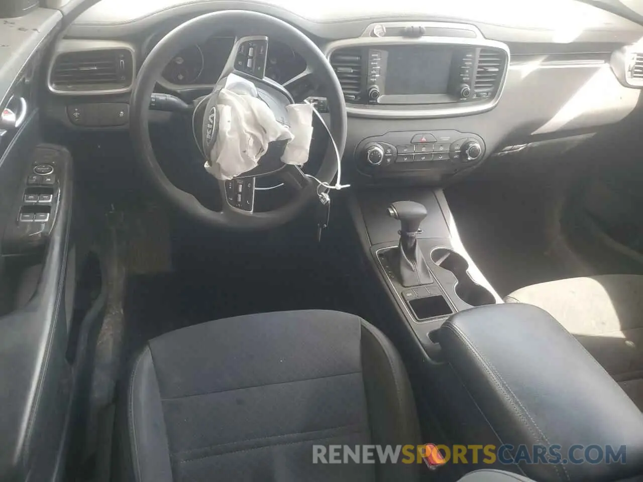 8 fotografías del automóvil dañado 5XYPG4A35KG533470 KIA SORENTO 2019