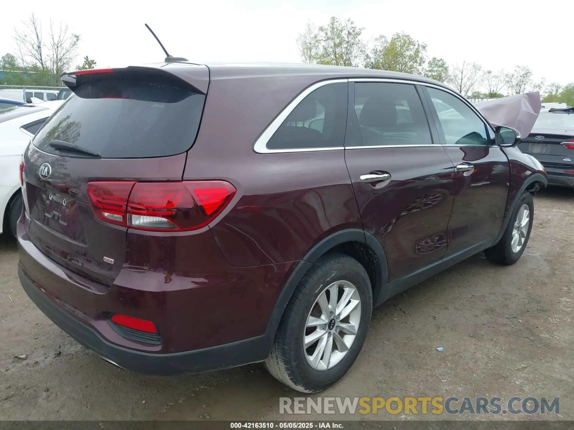 4 fotografías del automóvil dañado 5XYPG4A35KG576447 KIA SORENTO 2019